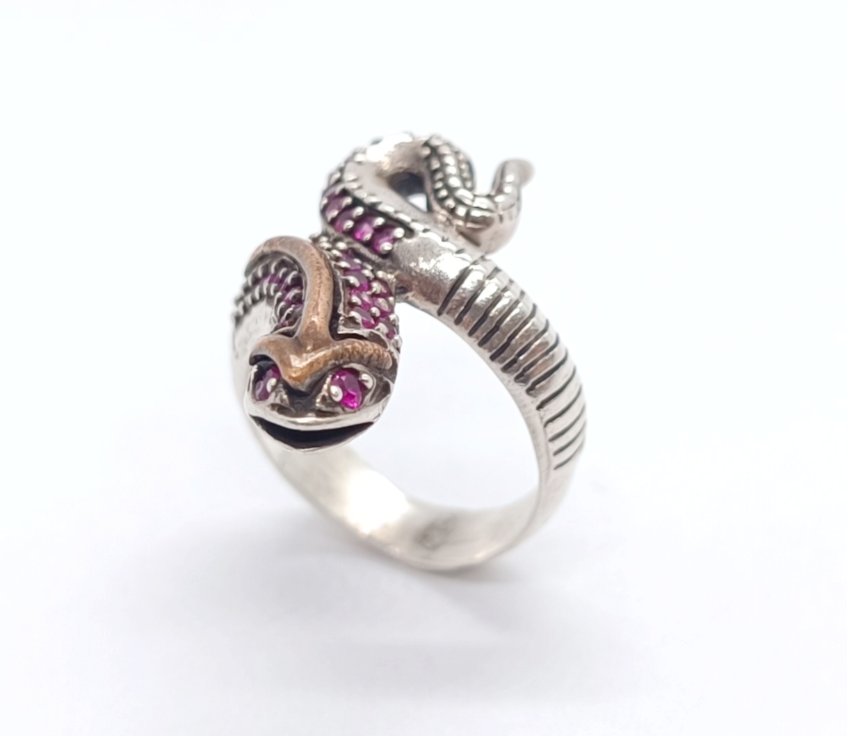 Prsten s přírodními rubíny - kobra