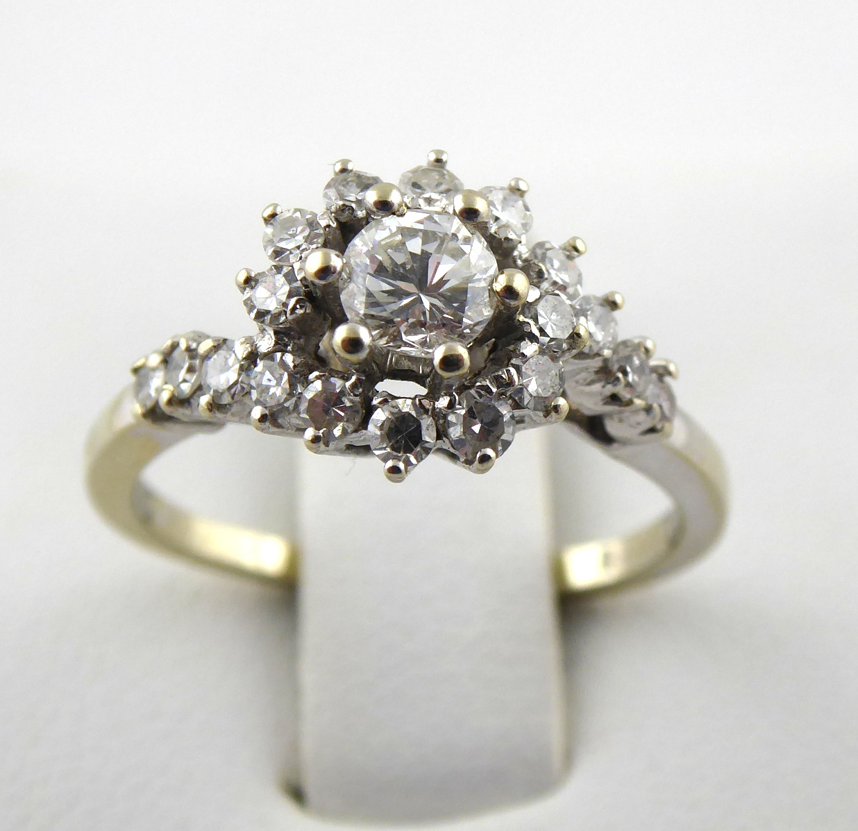 Zlatý diamantový prsten – květina