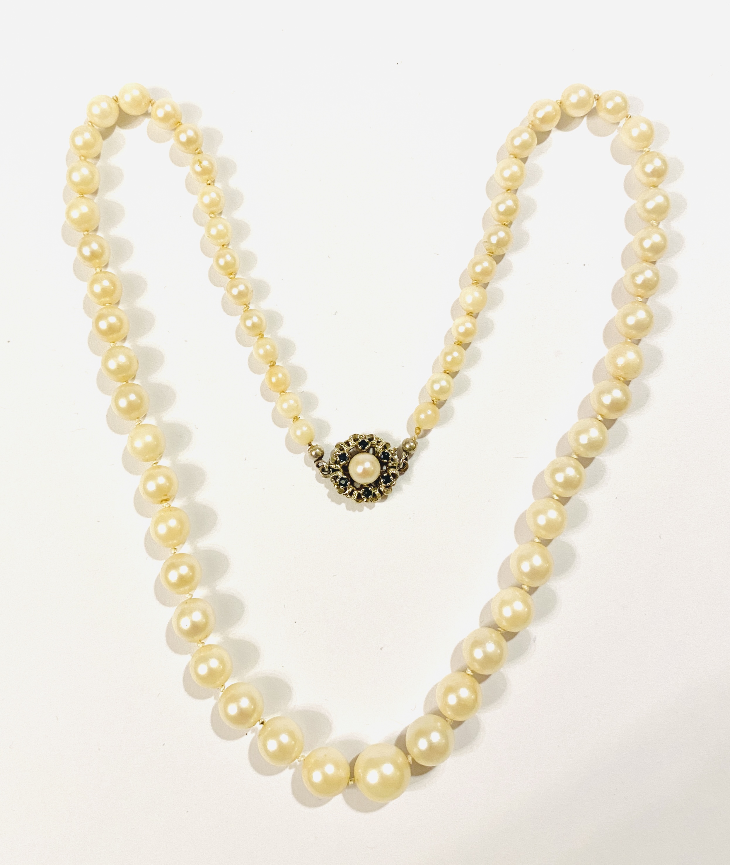 Perlový náhrdelník se zlatým zapínáním s perlou a safíry