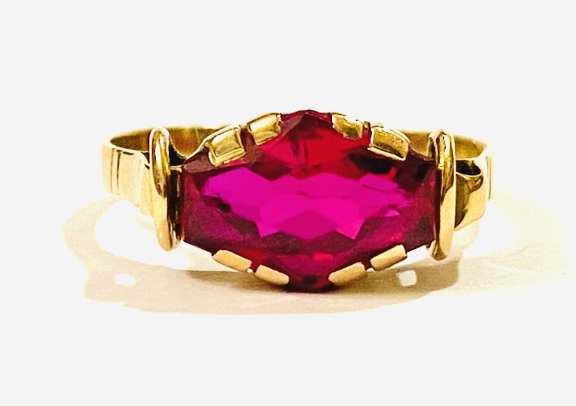 Zlatý art-deco prsten s rubínem