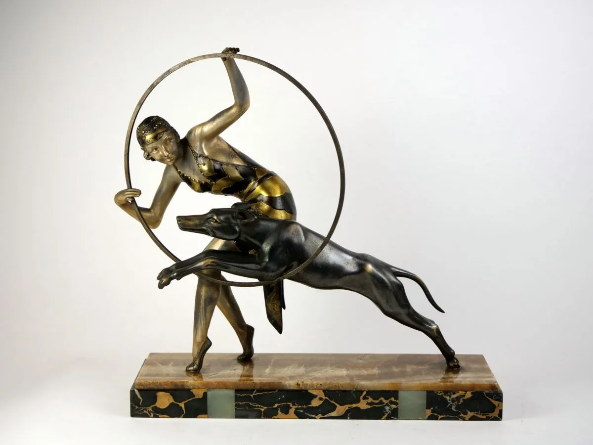 Figura tanečnice/artistky se psem