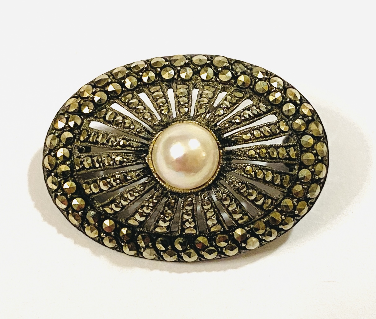 Stříbrná oválná brož s markazity a perlou