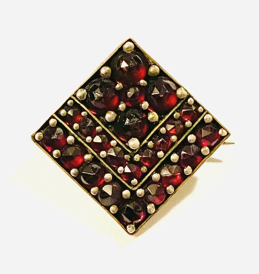 Starožitná geometrická brož s českými granáty