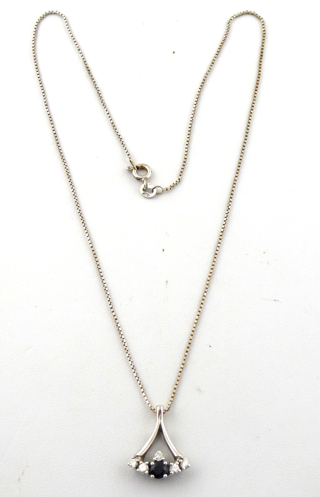Zlatý náhrdelník s diamanty a modrým safírem - 1