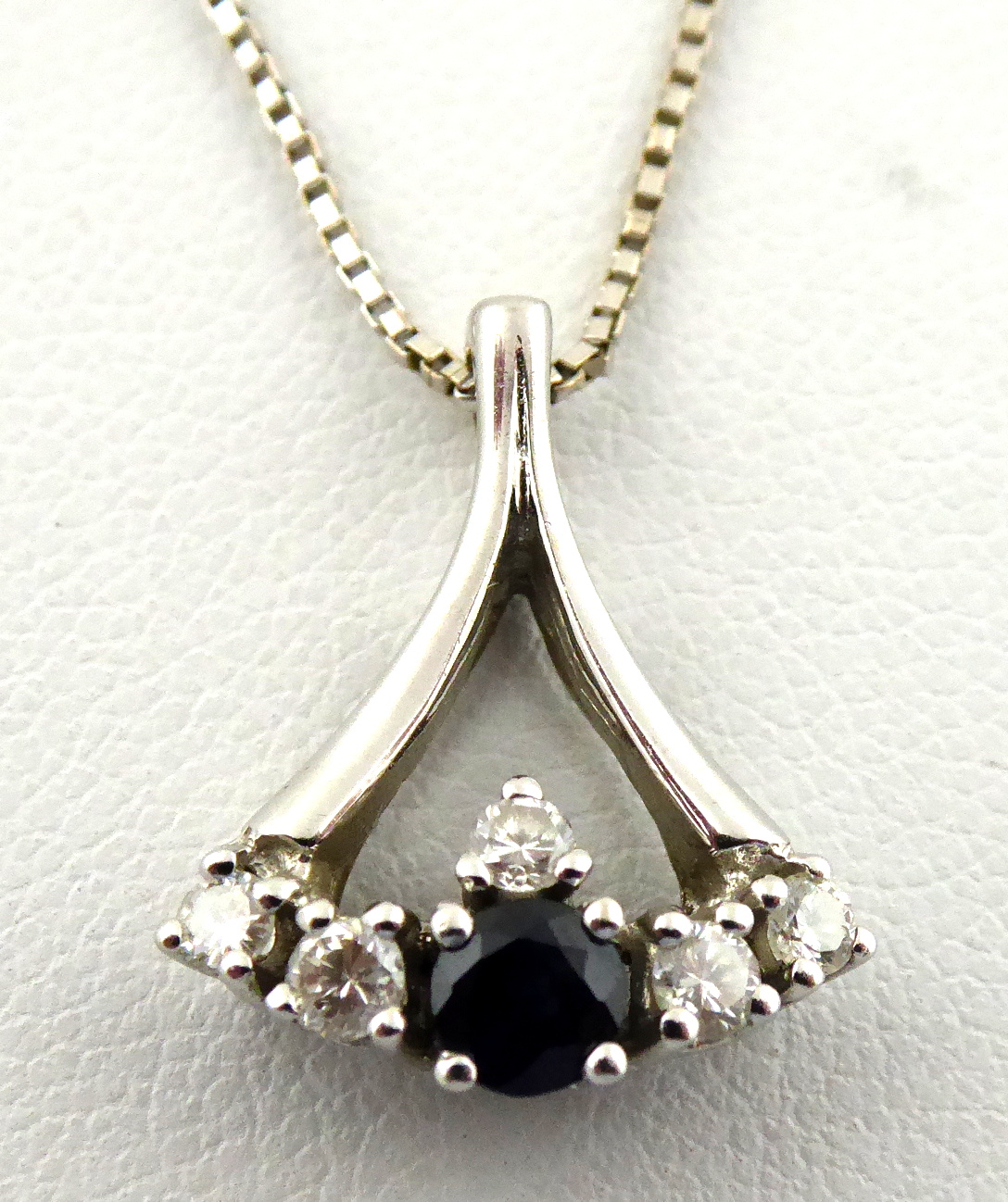 Zlatý náhrdelník s diamanty a modrým safírem - 2