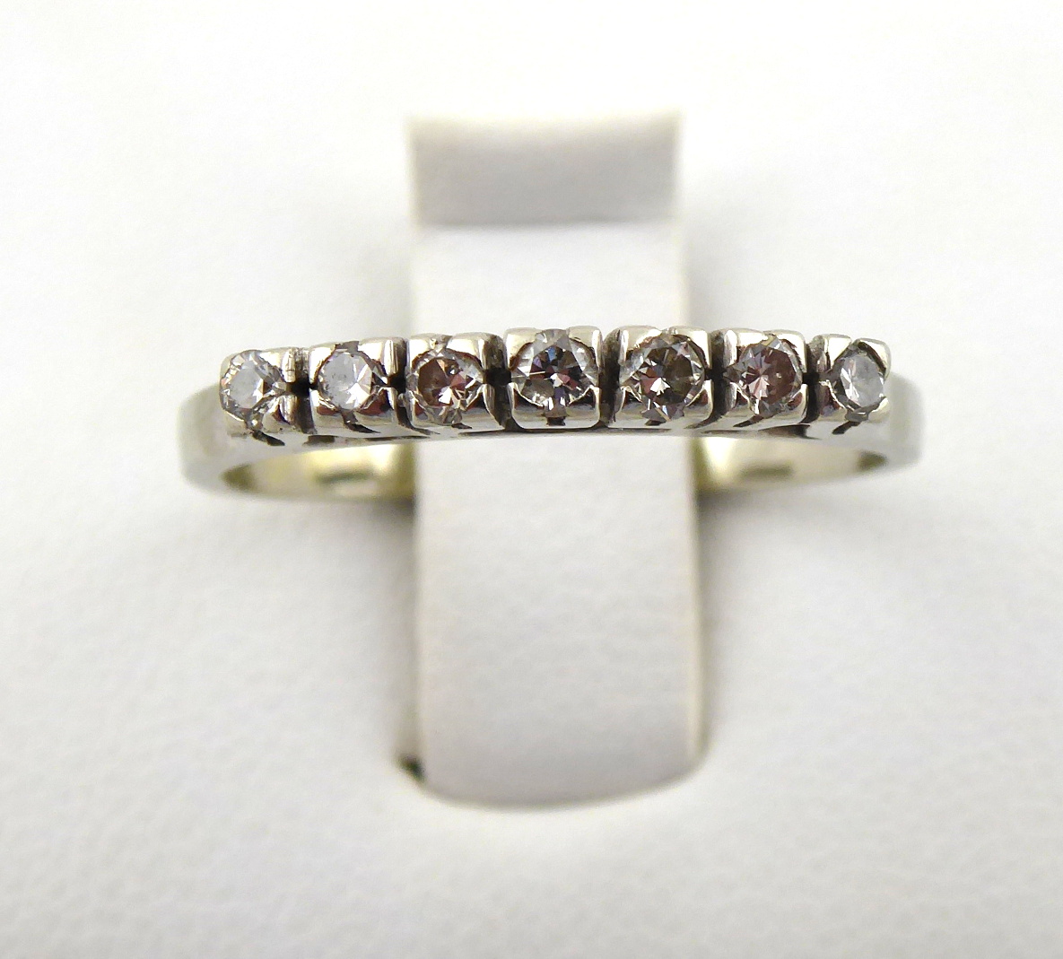 Prsten Riviéra z bílého zlata se 7 přírodními diamanty - 1