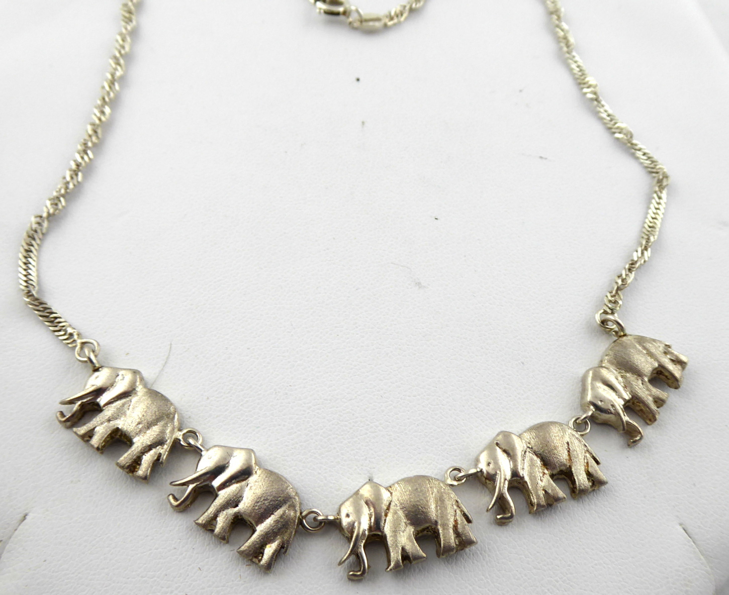 Stříbrný náhrdelník se slony - 2