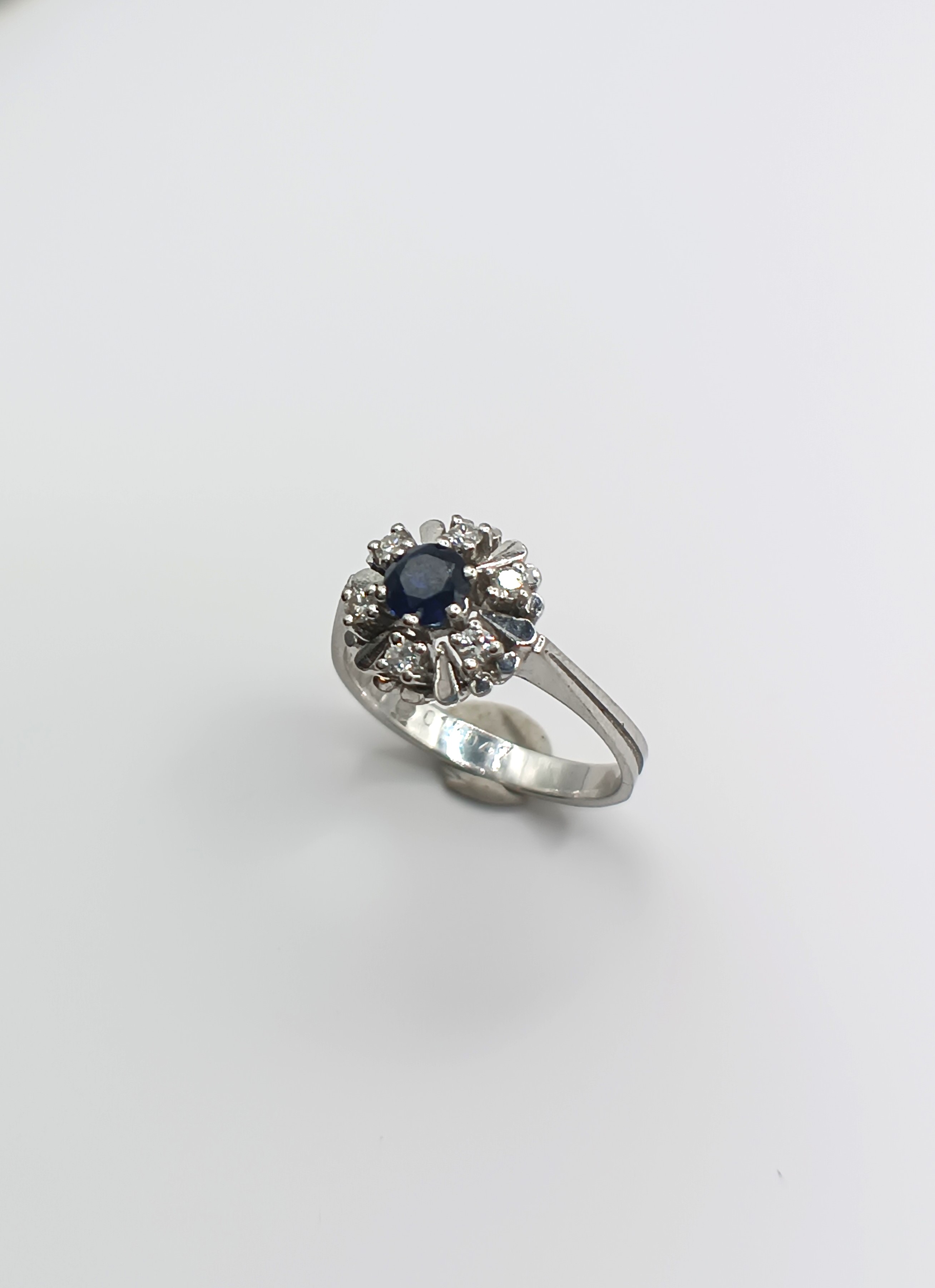 Zlatý prsten s diamanty a safírem - 1