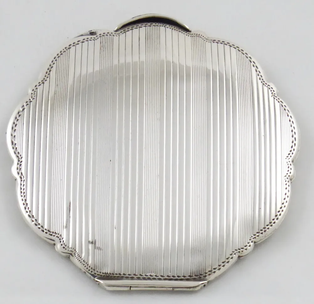 Stříbrná gravírovaná pudřenka s květy - 2