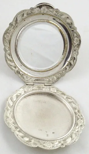 Stříbrná gravírovaná pudřenka s květy - 3
