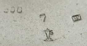 Stříbrná gravírovaná pudřenka s květy - 5