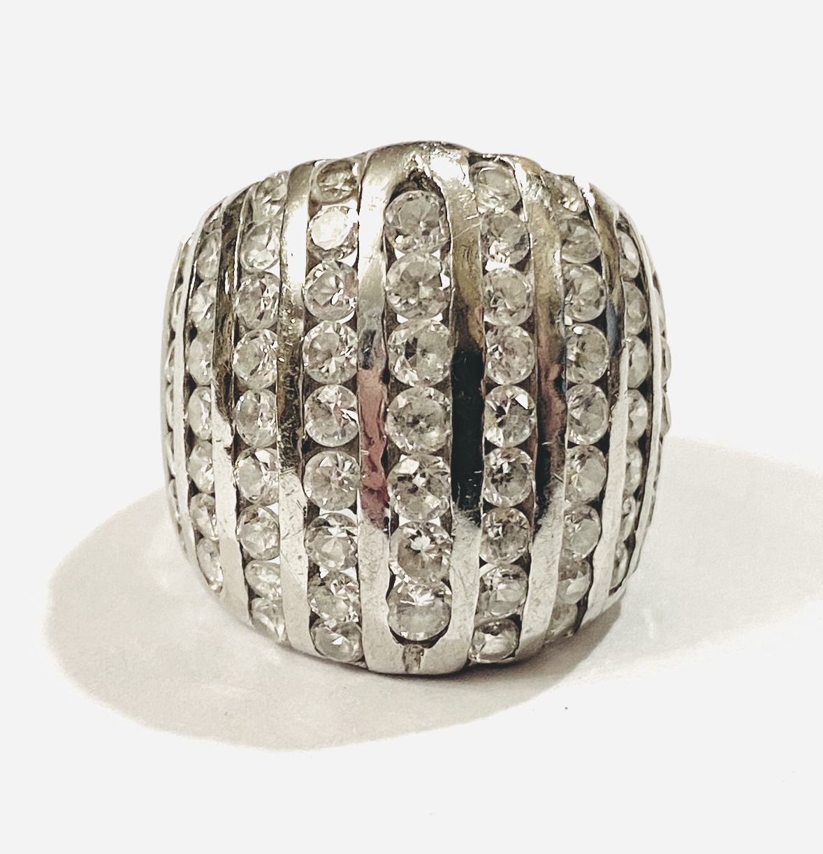 Stříbrný masivní koktejlový prsten s čirými kameny