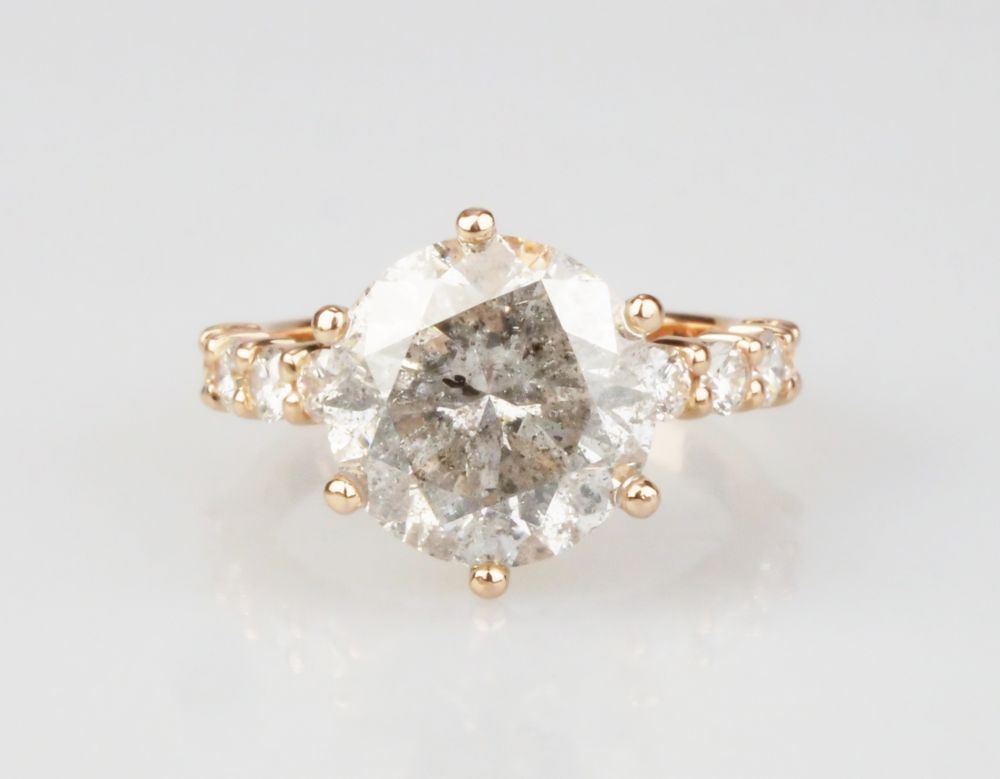 Zlatý prsten s velkým diamantem