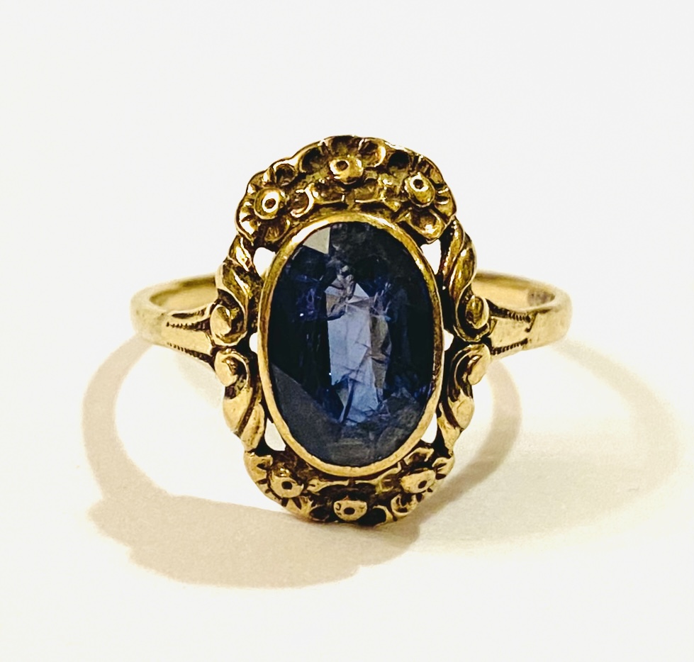 Zlatý secesní prsten se safírem