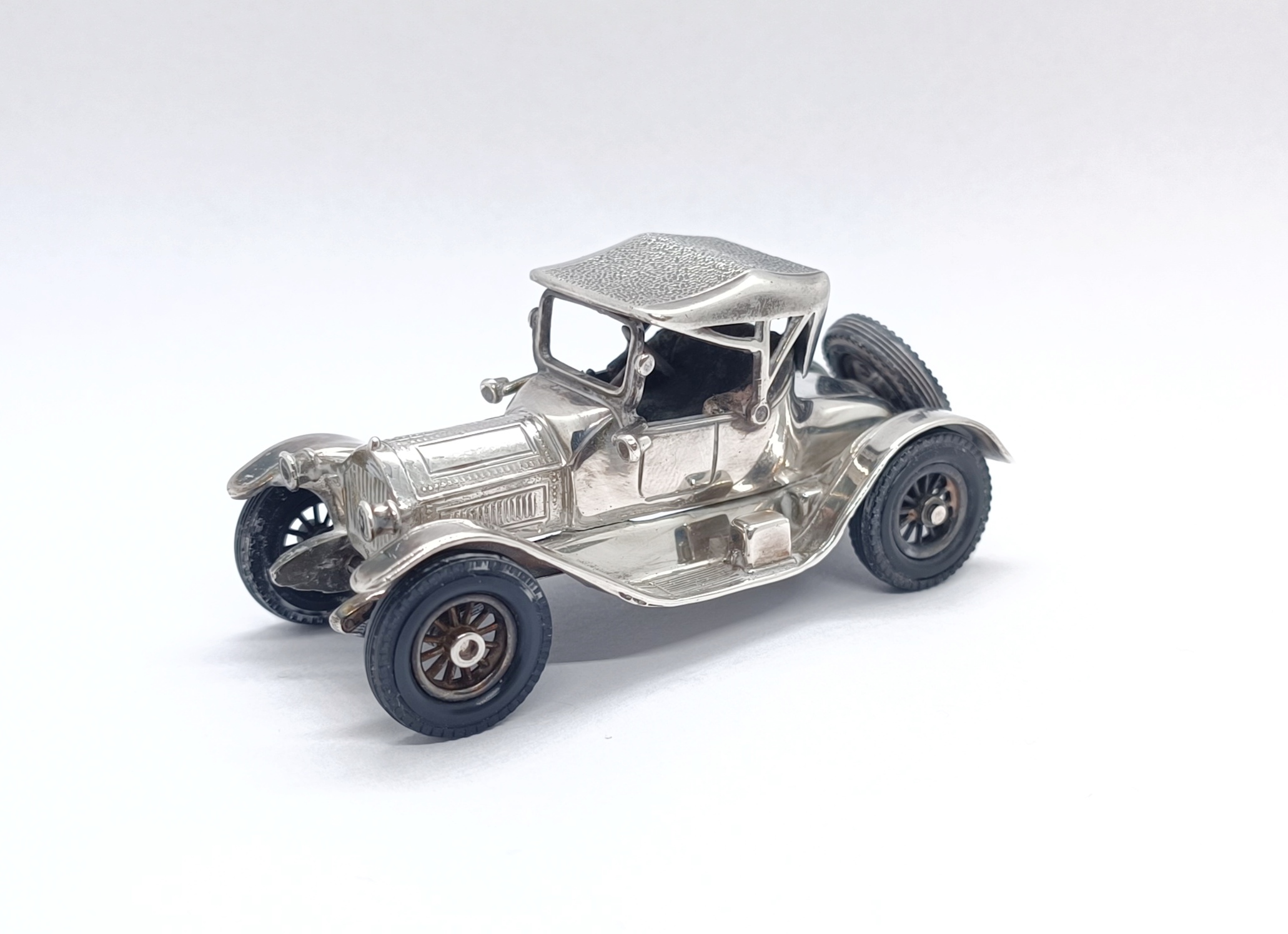 Stříbrný model auta - 1