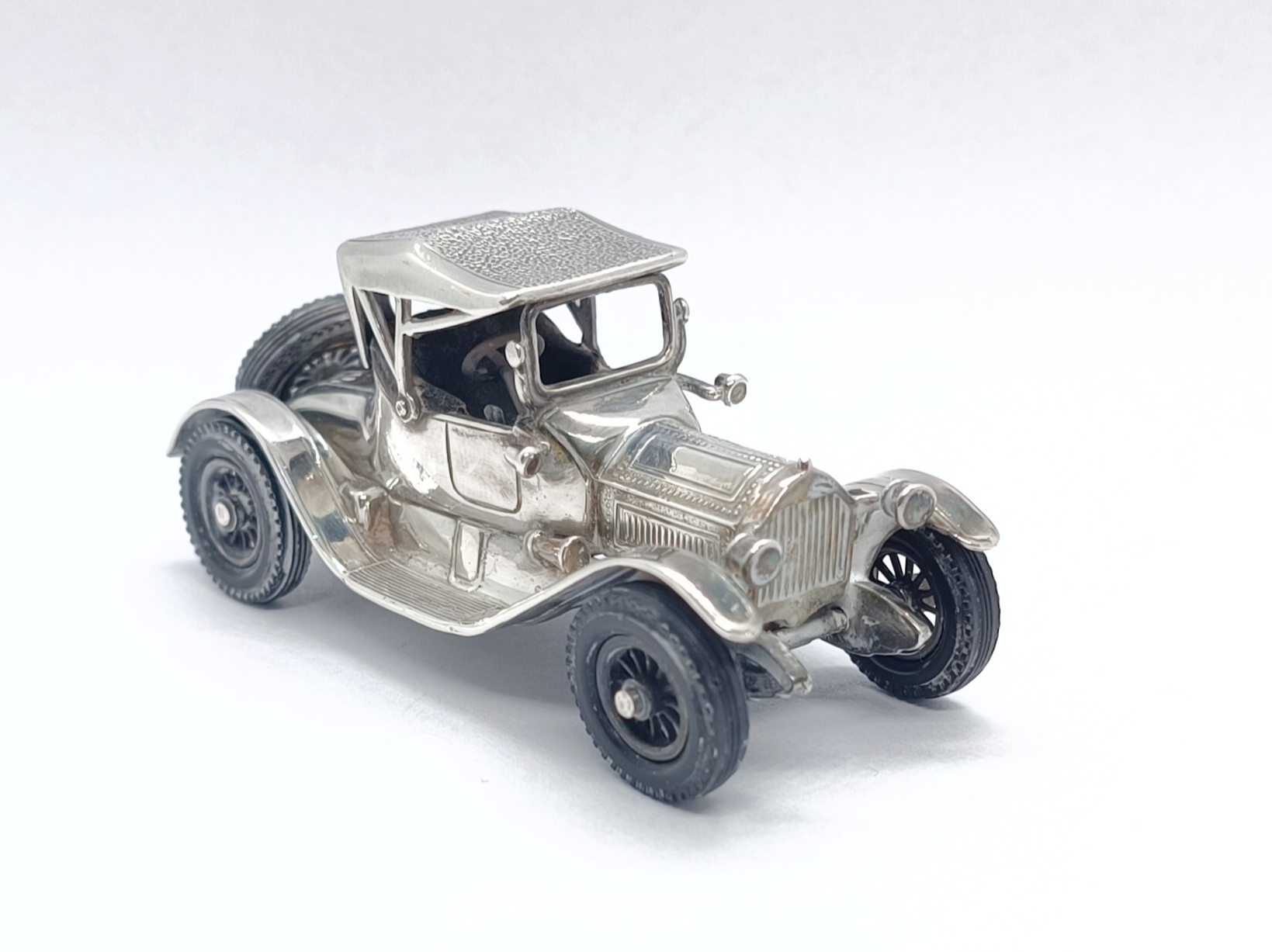 Stříbrný model auta - 2