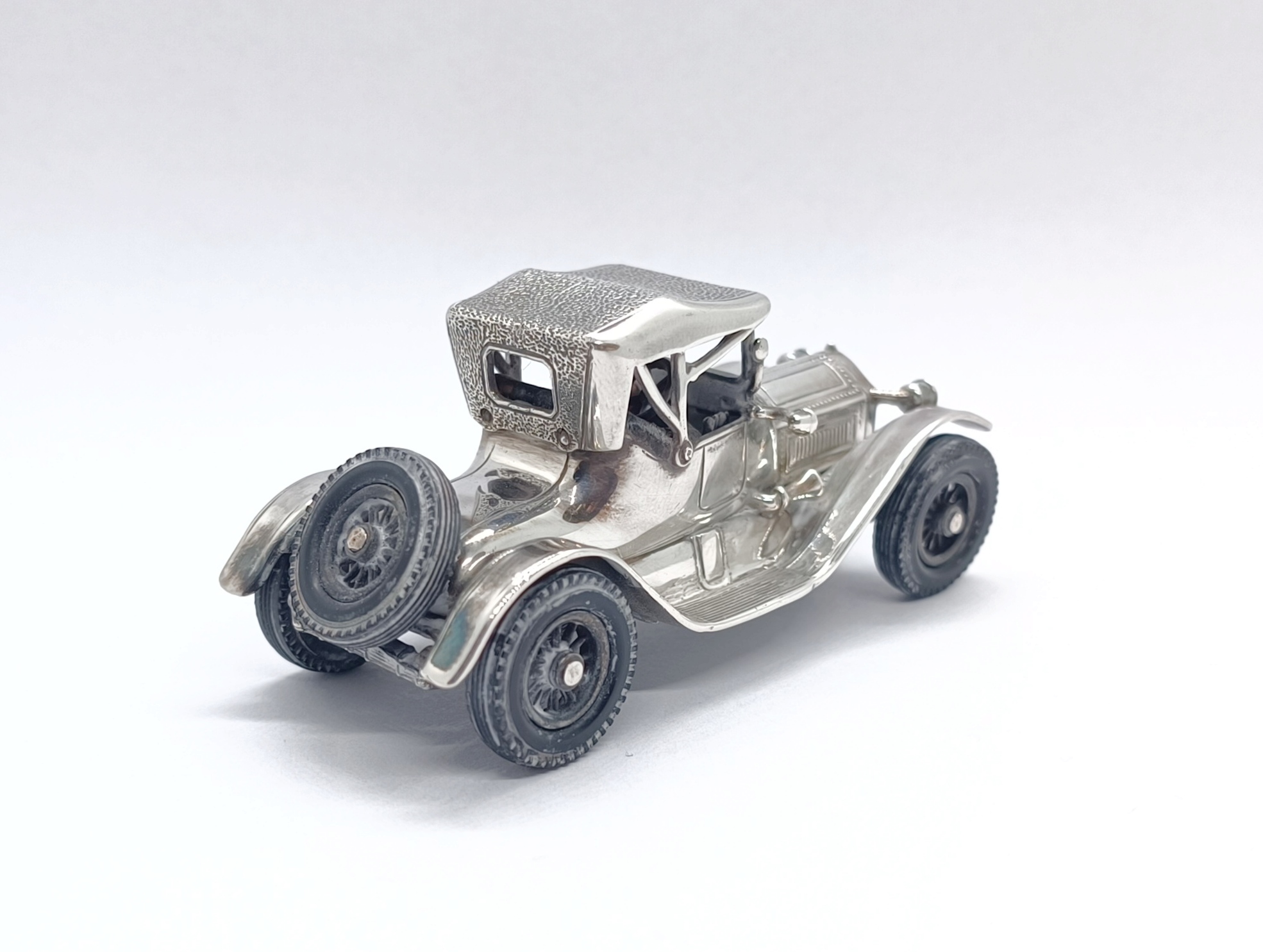 Stříbrný model auta - 3