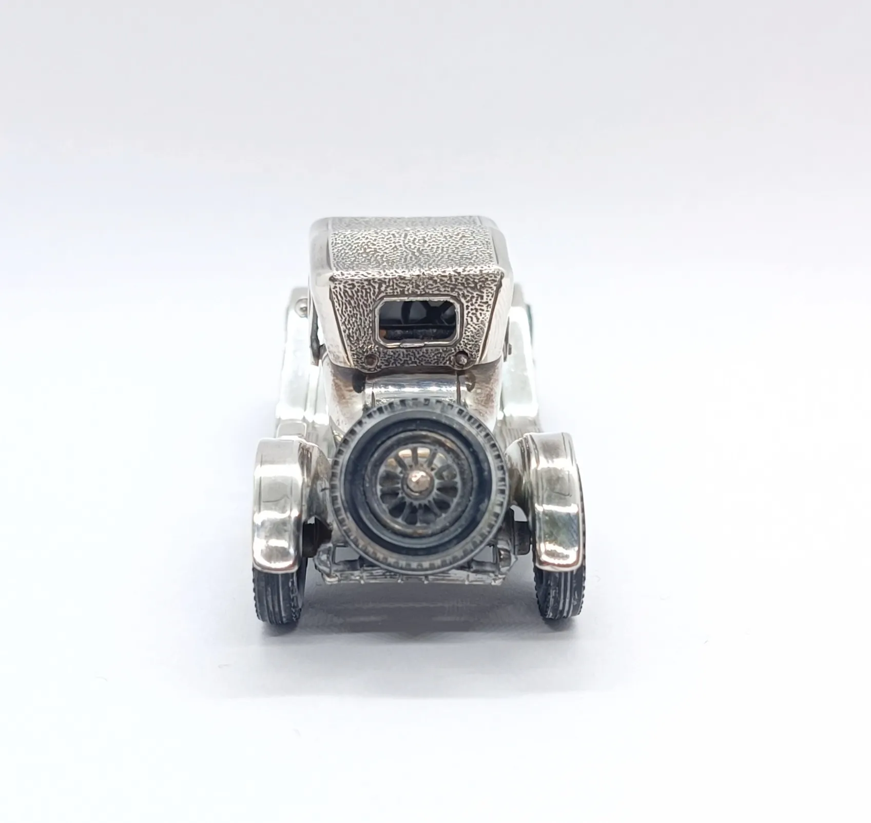 Stříbrný model auta - 4