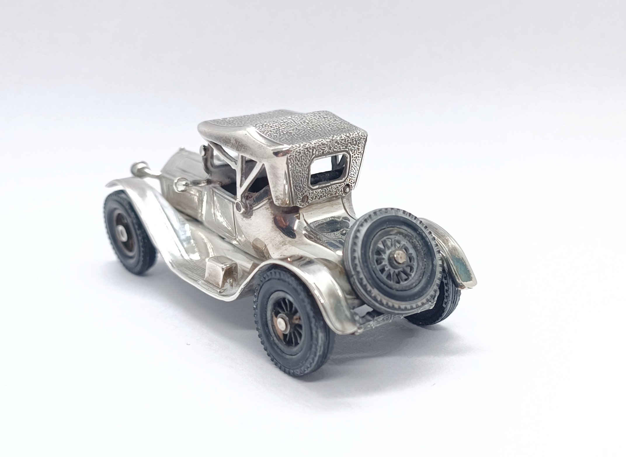 Stříbrný model auta - 5