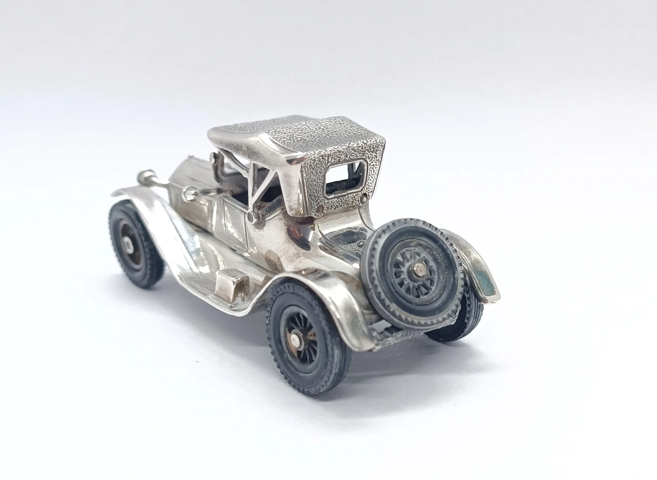 Stříbrný model auta - 5