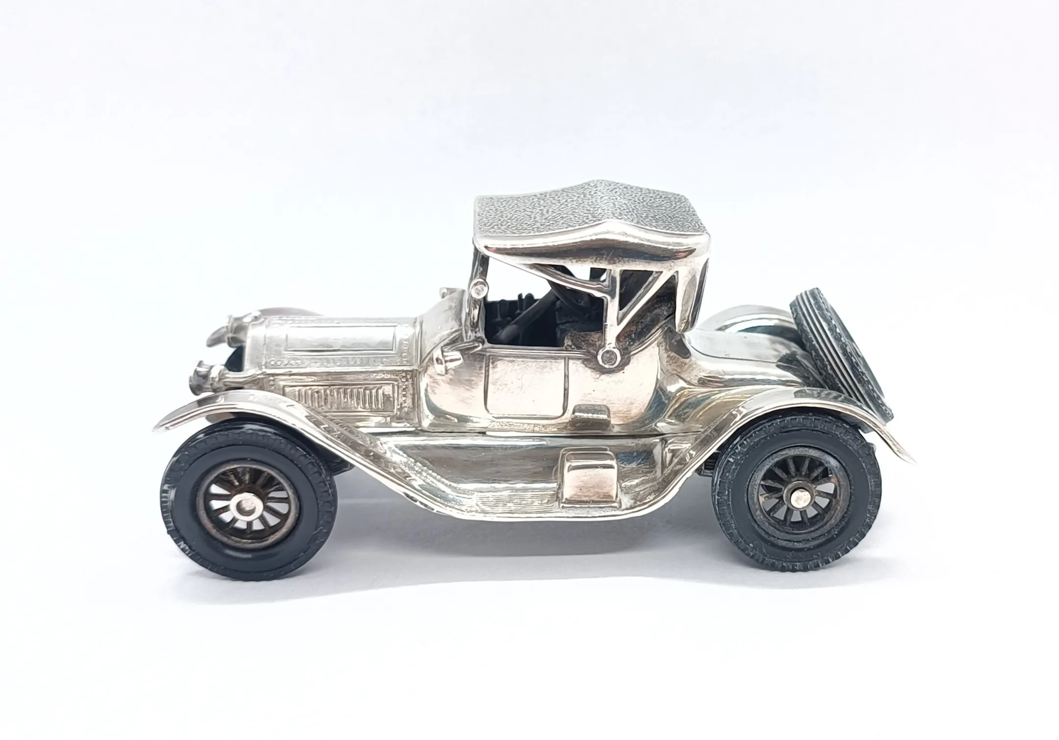 Stříbrný model auta - 6