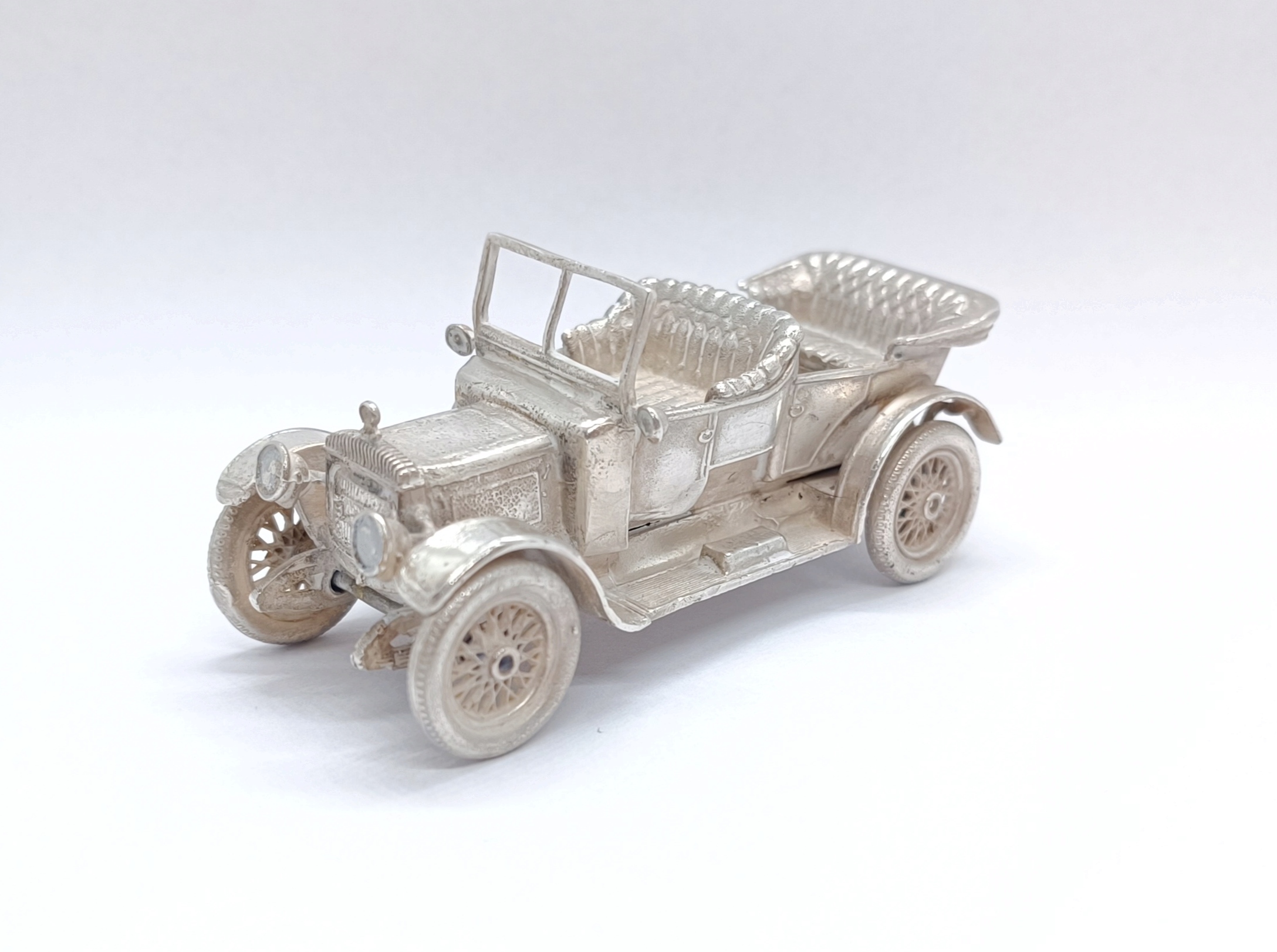 Stříbrný model auta – Daimler - 1
