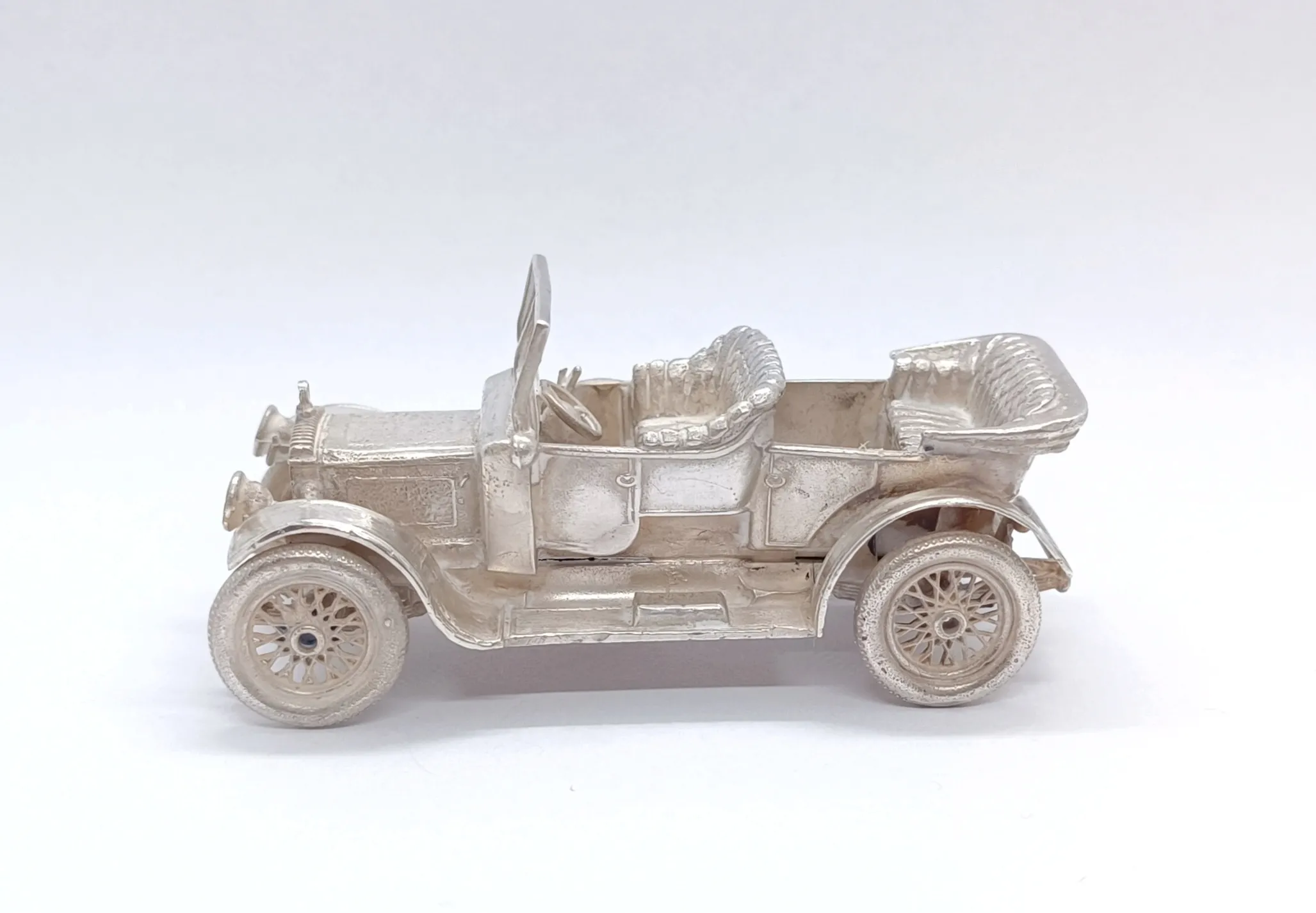 Stříbrný model auta – Daimler - 2