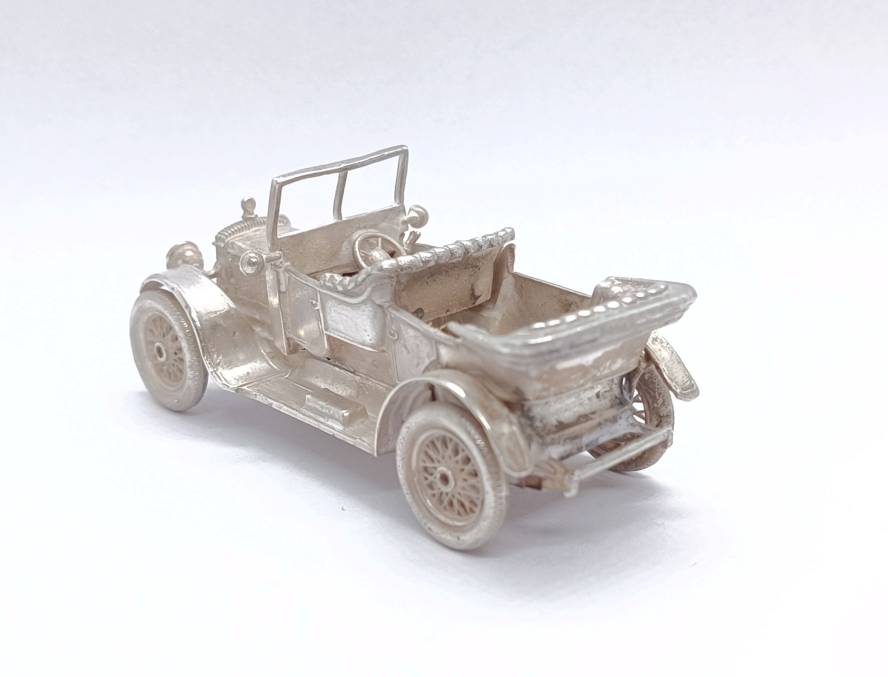 Stříbrný model auta – Daimler - 3