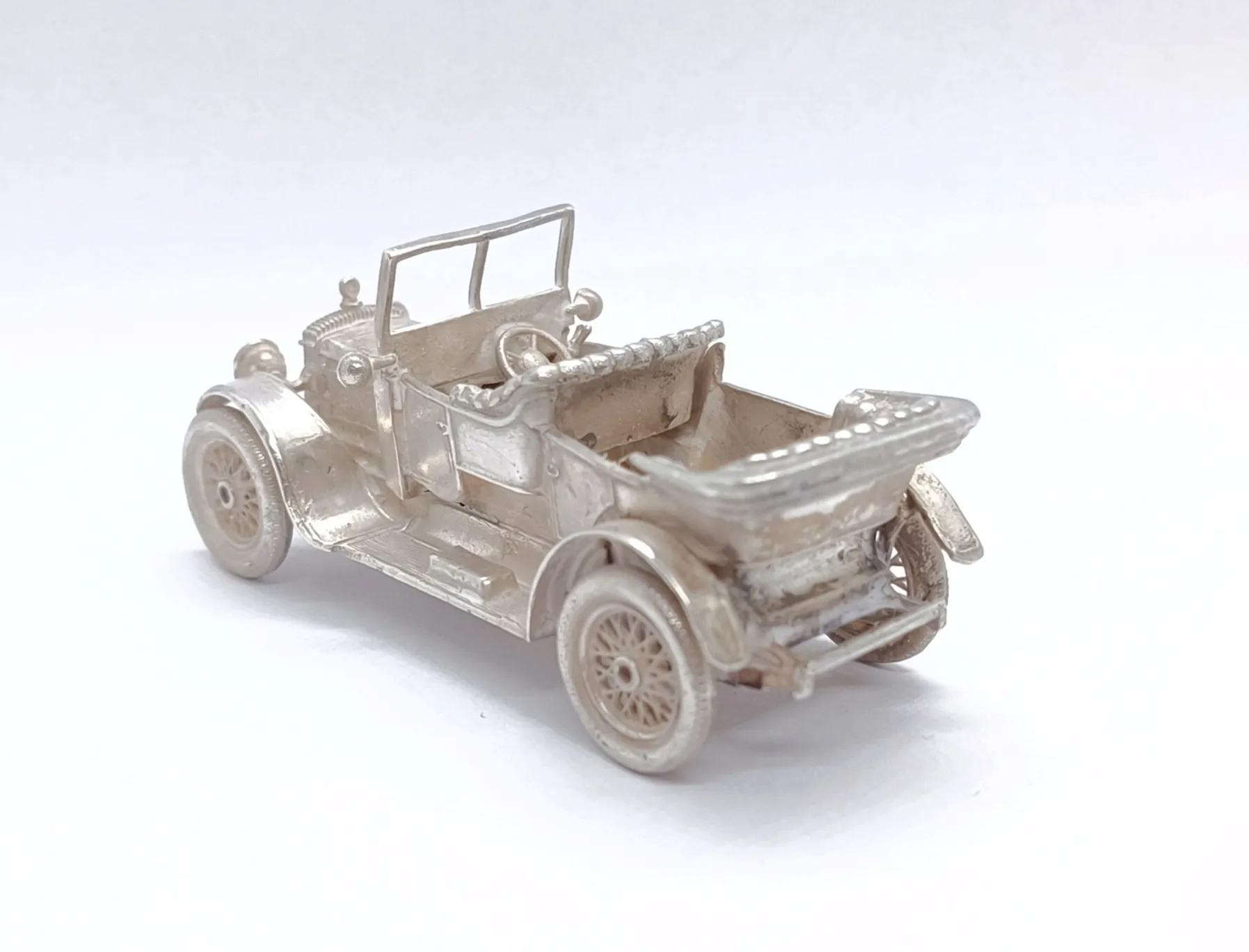 Stříbrný model auta – Daimler - 3