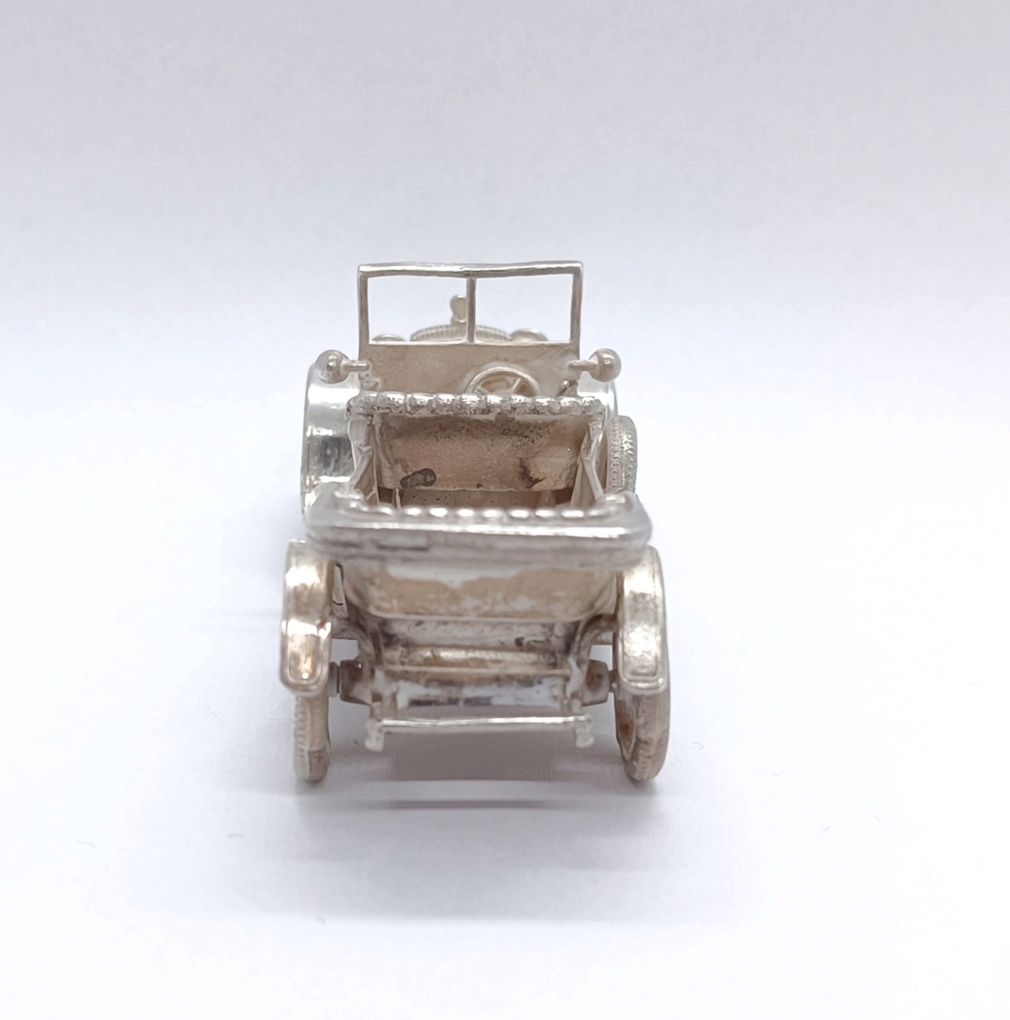 Stříbrný model auta – Daimler - 4