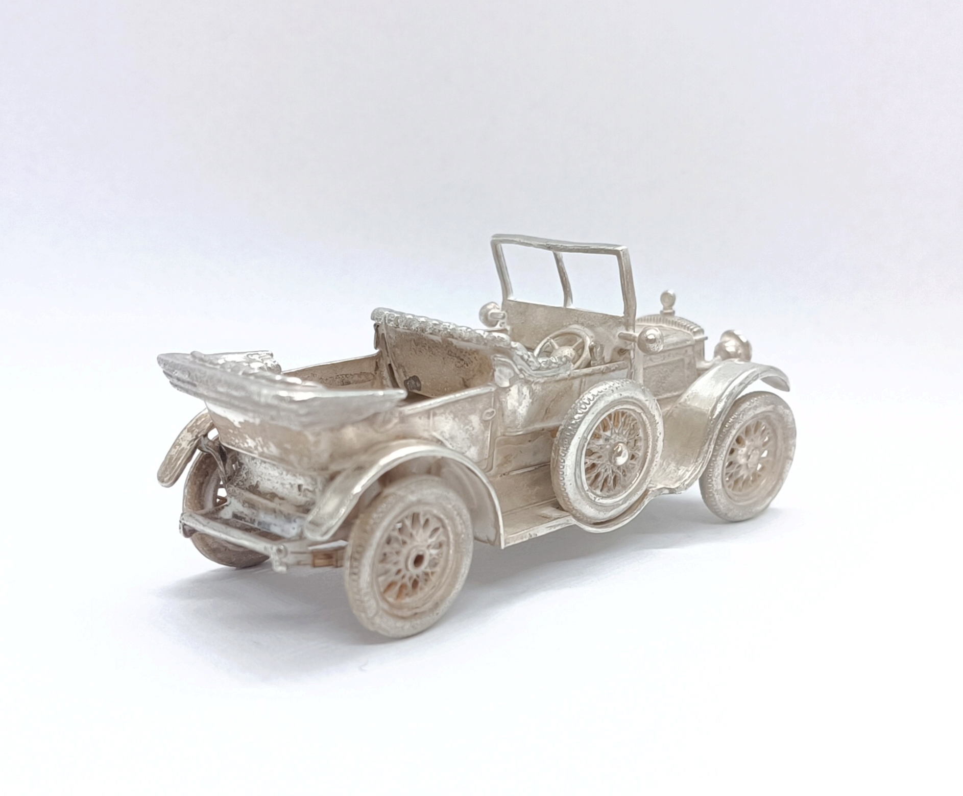 Stříbrný model auta – Daimler - 5