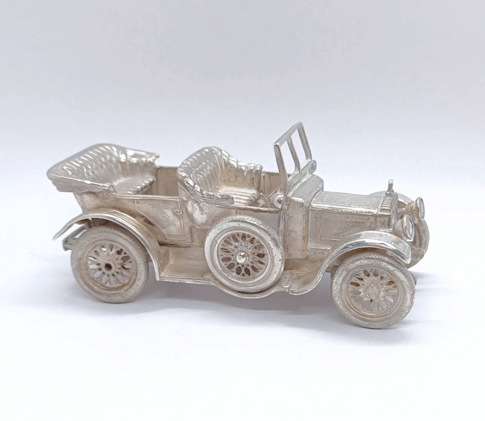 Stříbrný model auta – Daimler - 6