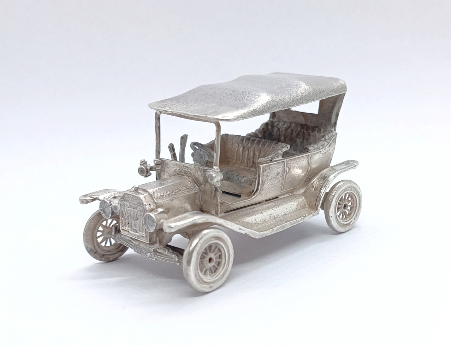 Stříbrný model auta - Ford