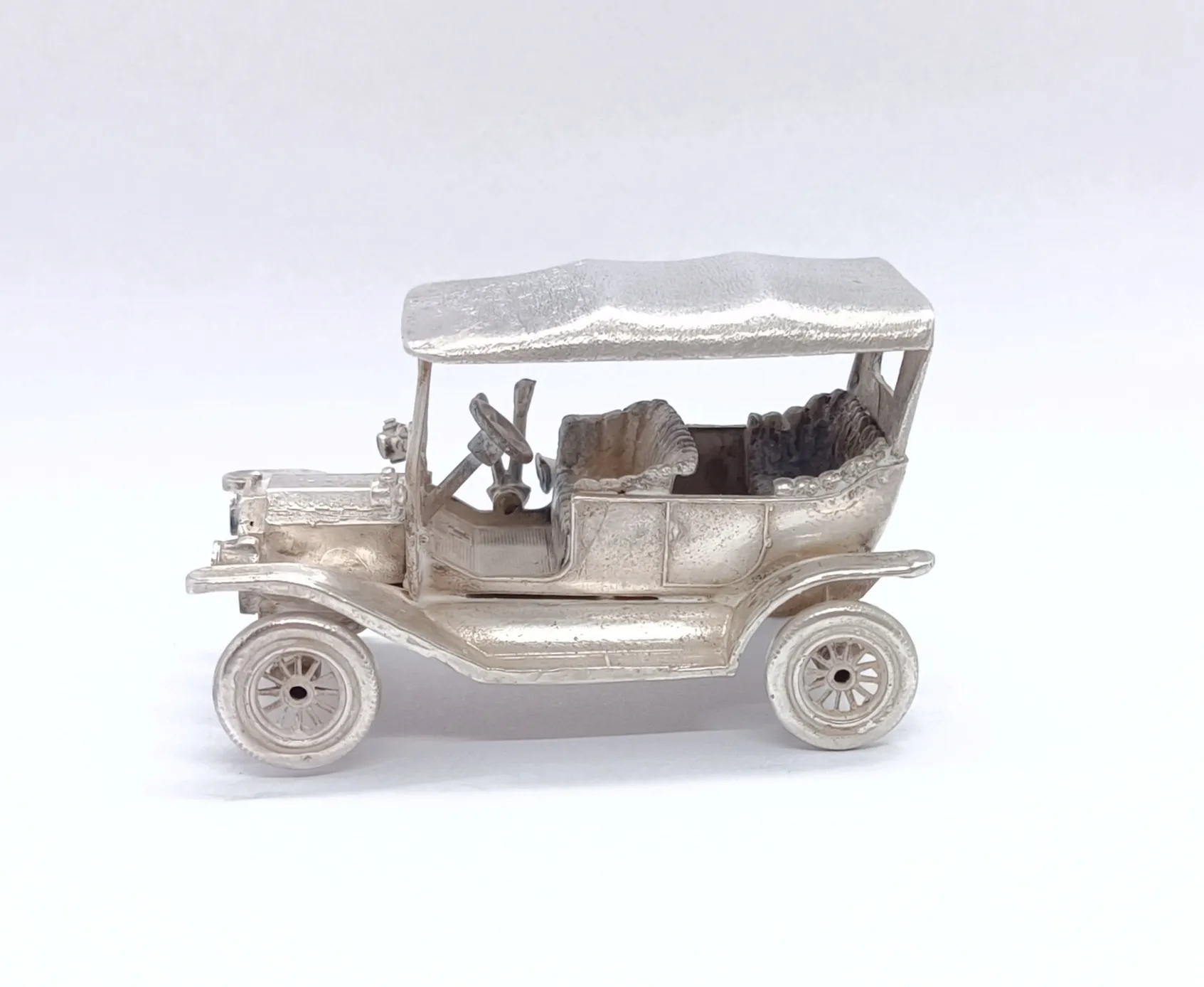 Stříbrný model auta – Ford - 2