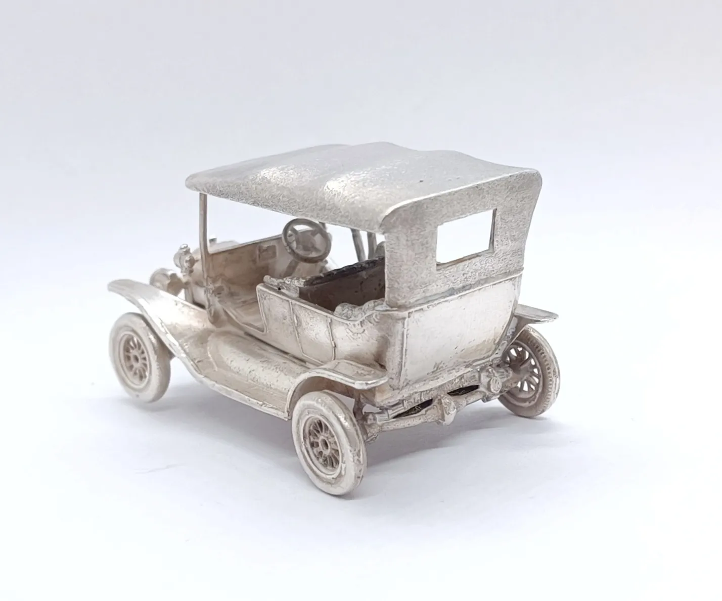 Stříbrný model auta – Ford - 3