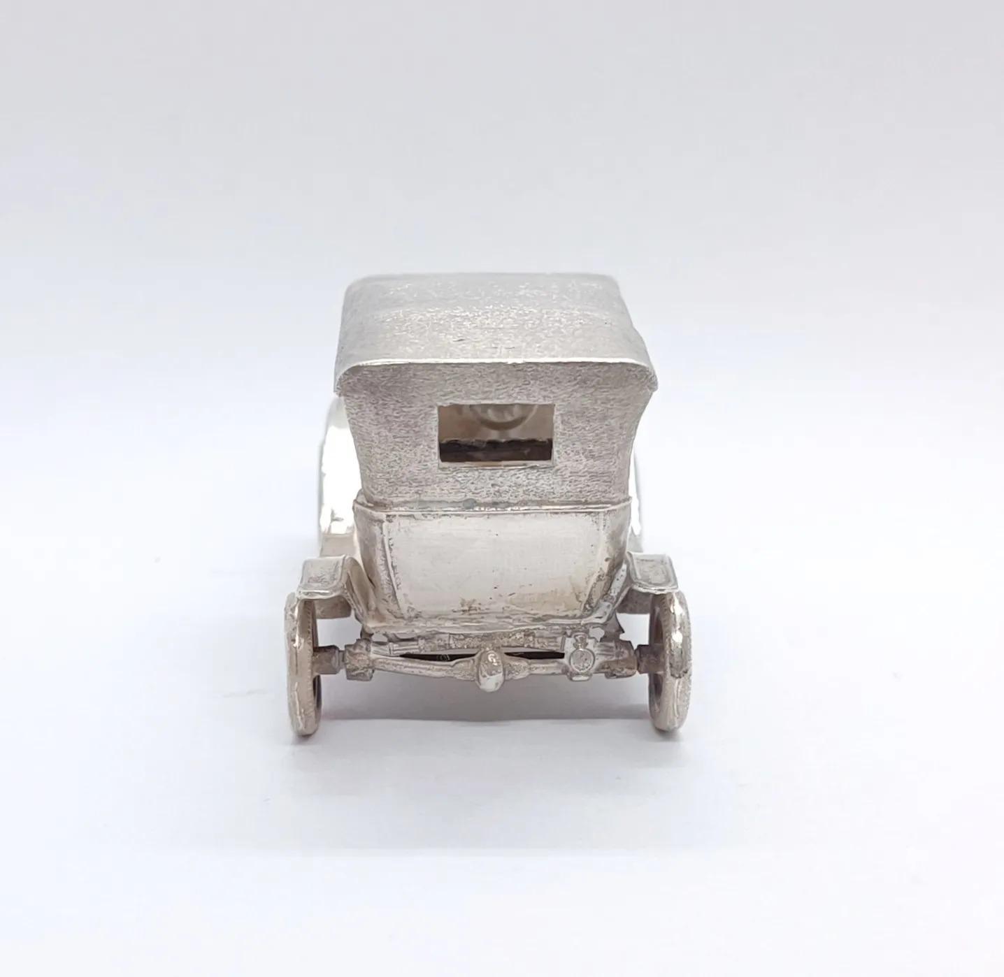 Stříbrný model auta – Ford - 4
