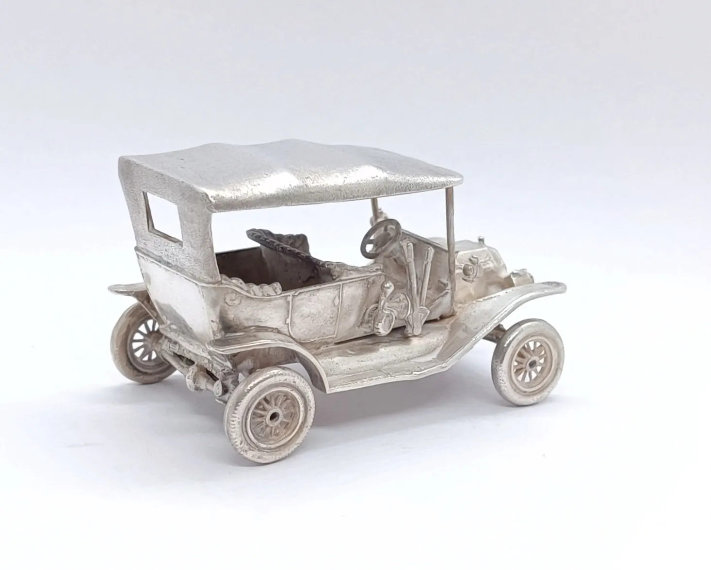 Stříbrný model auta – Ford - 5