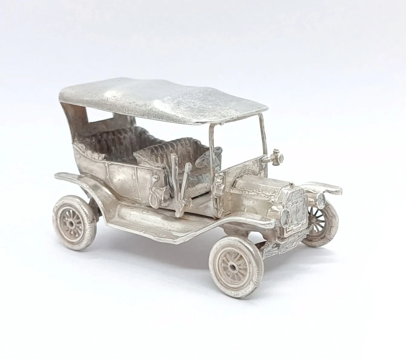 Stříbrný model auta – Ford - 6