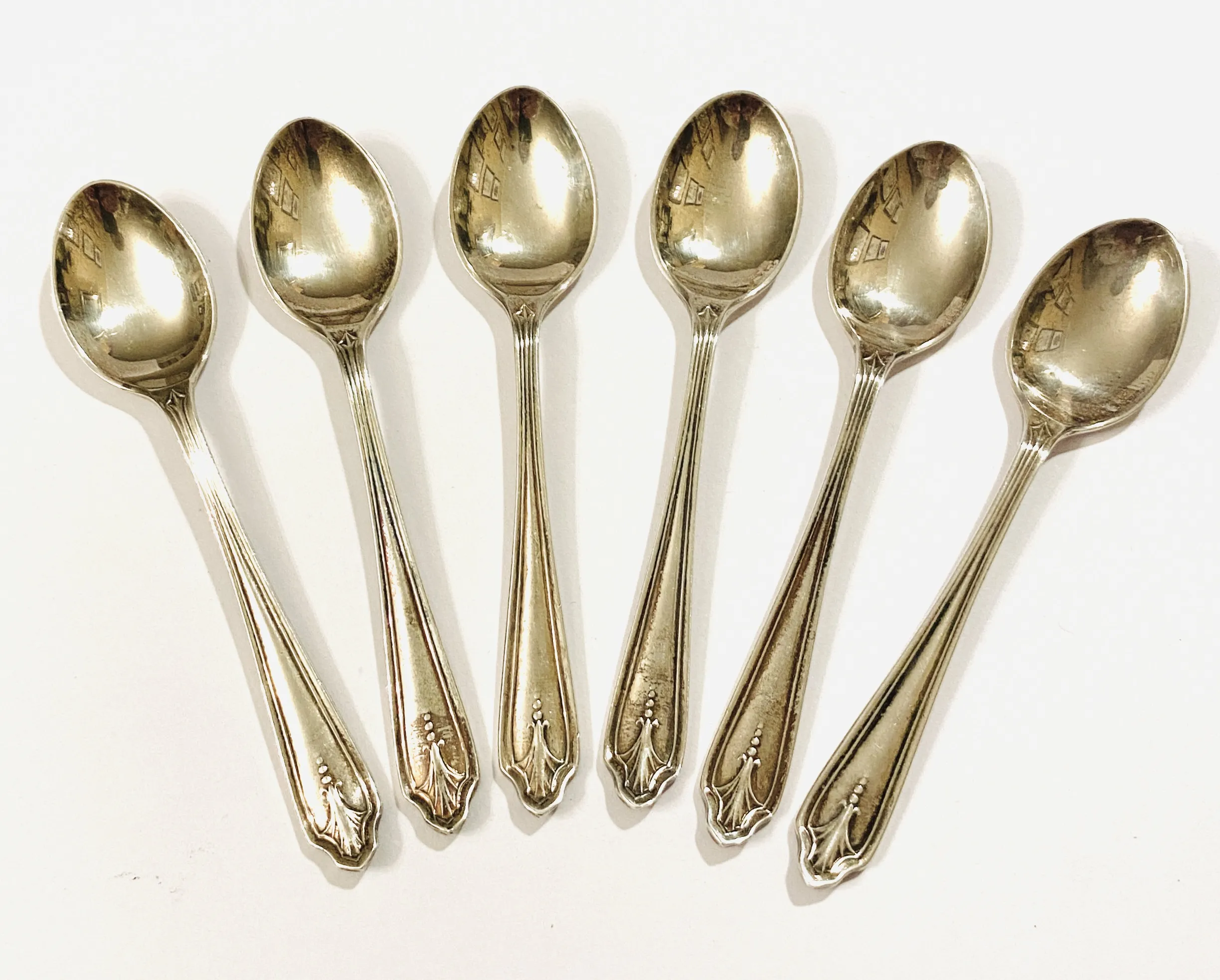 Souprava 6 stříbrných moka lžiček v etui - Goldsmiths & Silversmiths Company