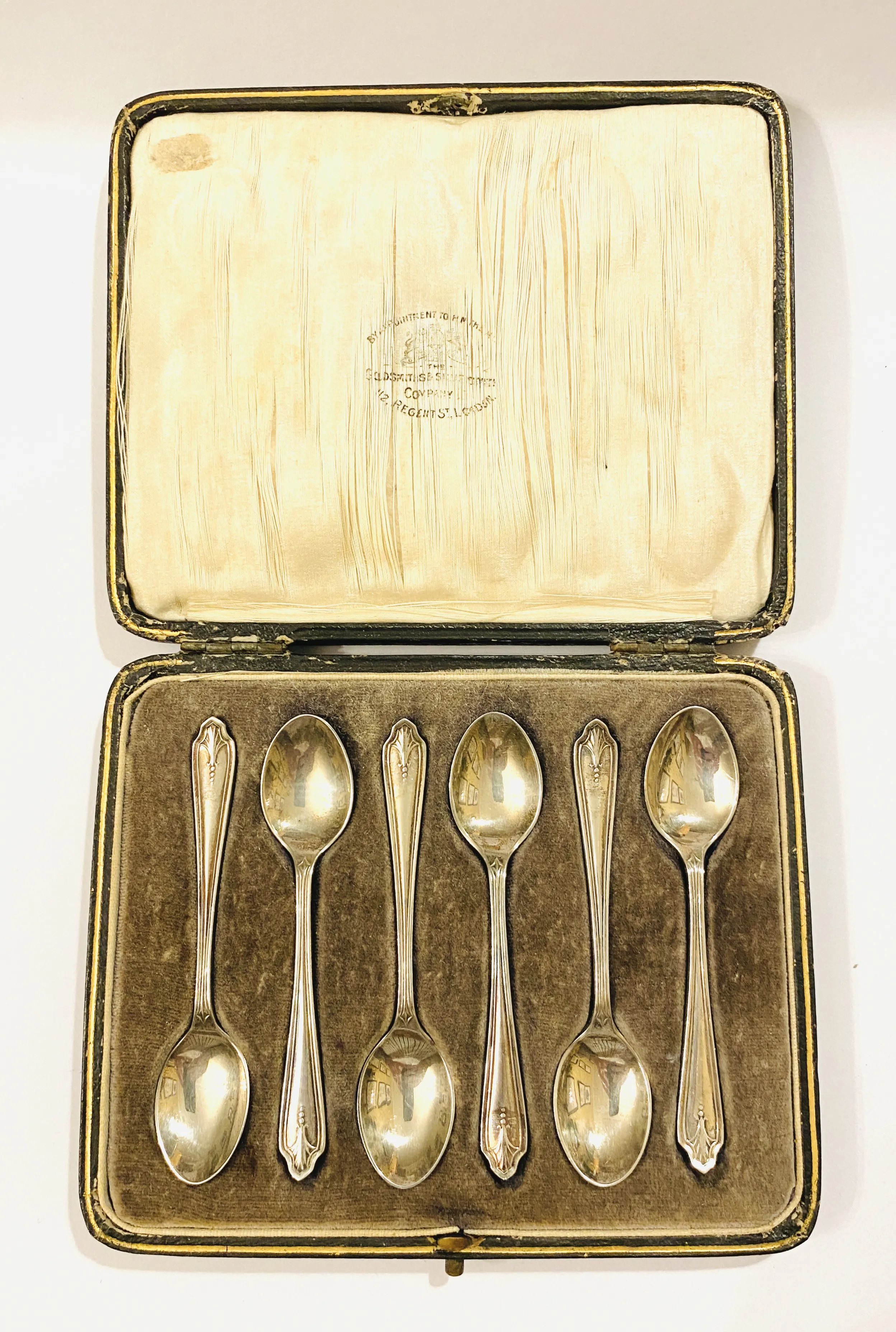Souprava 6 stříbrných moka lžiček v etui – Goldsmiths & Silversmiths Company - 2