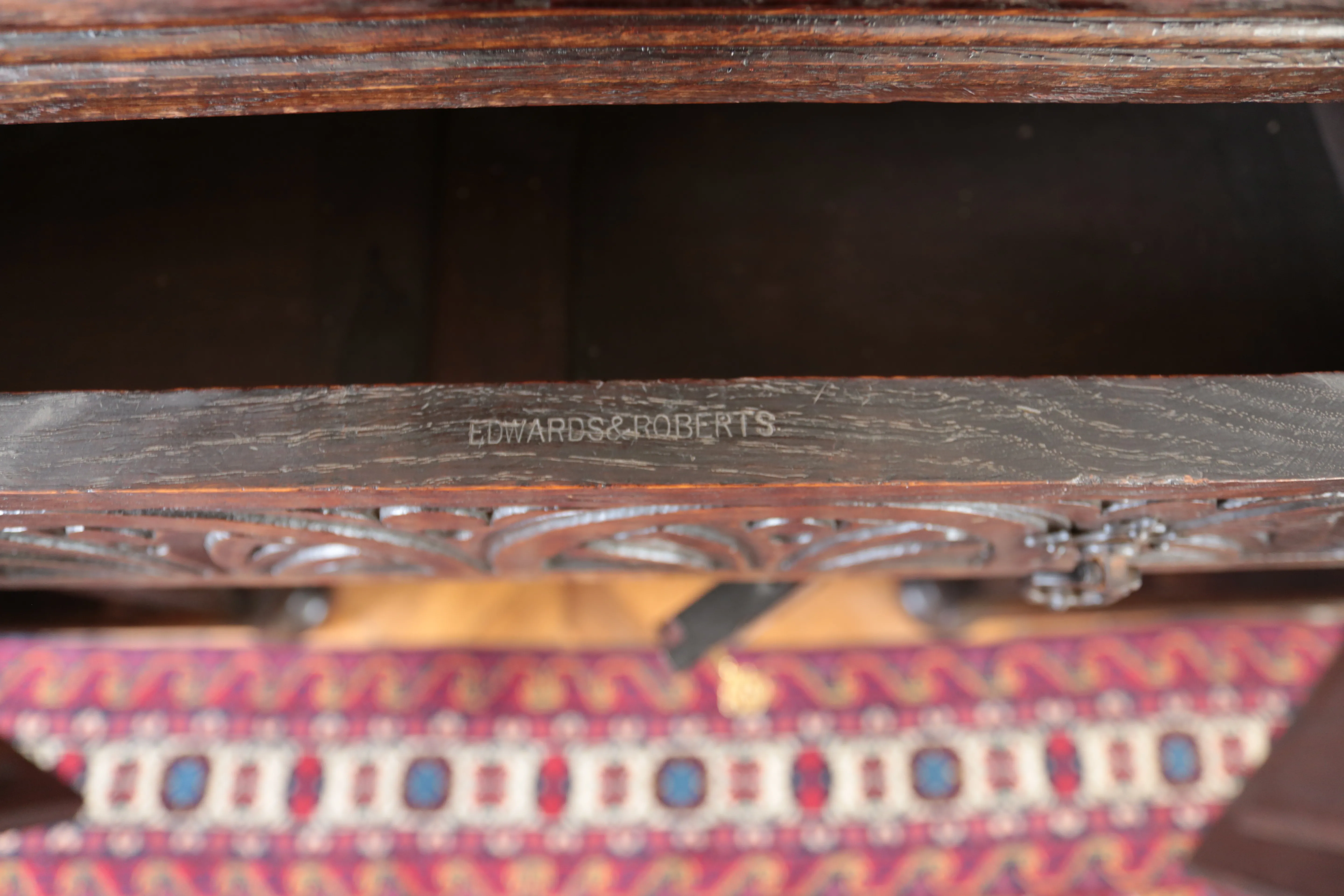 Starožitný viktoriánský příborník – Edwards & Roberts - 8