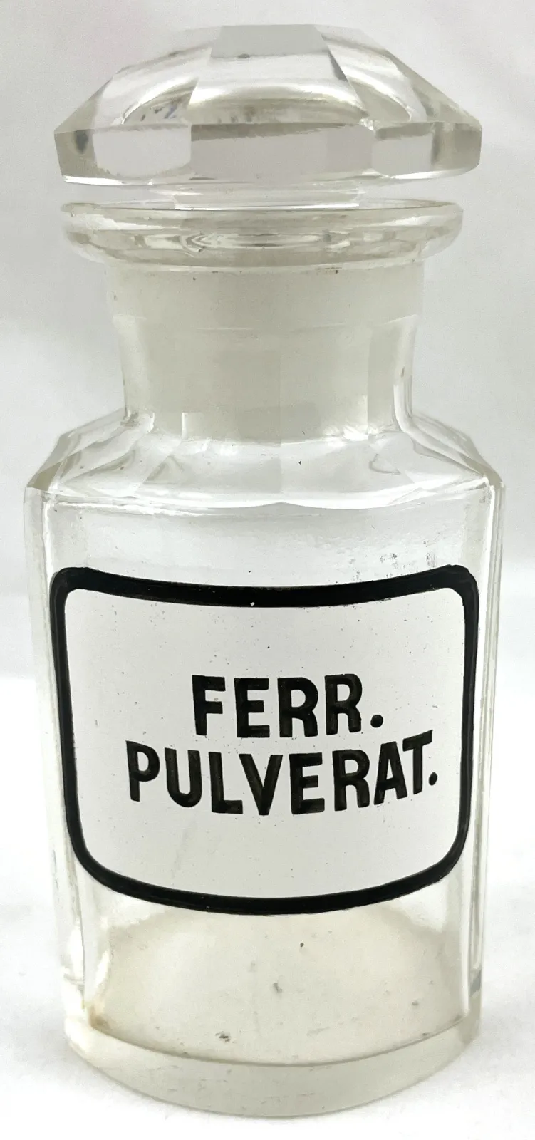 Malá lékárenská dóza s nápisem FERR. PULVERAT.
