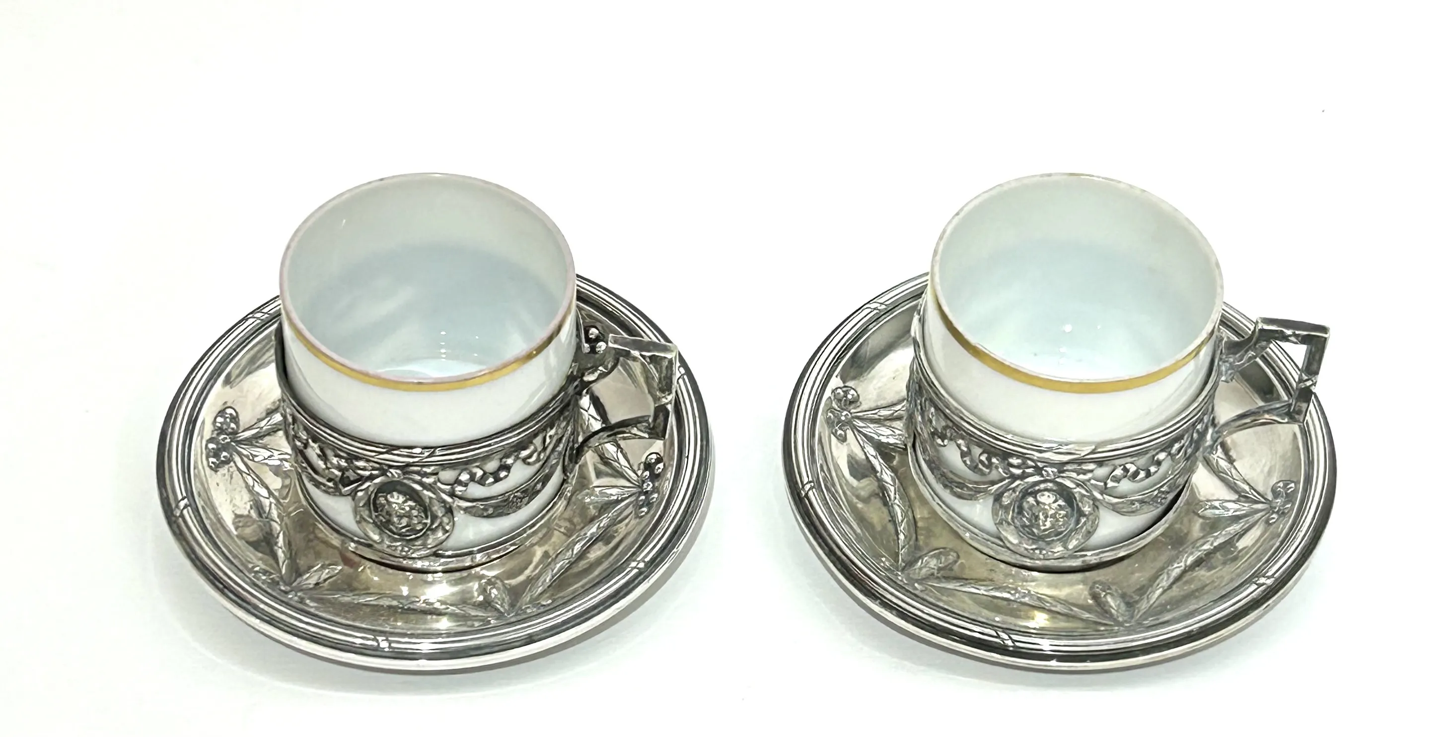 Pár stříbrných podšálků a stříbrných šálků s porcelánovou vložkou - 1