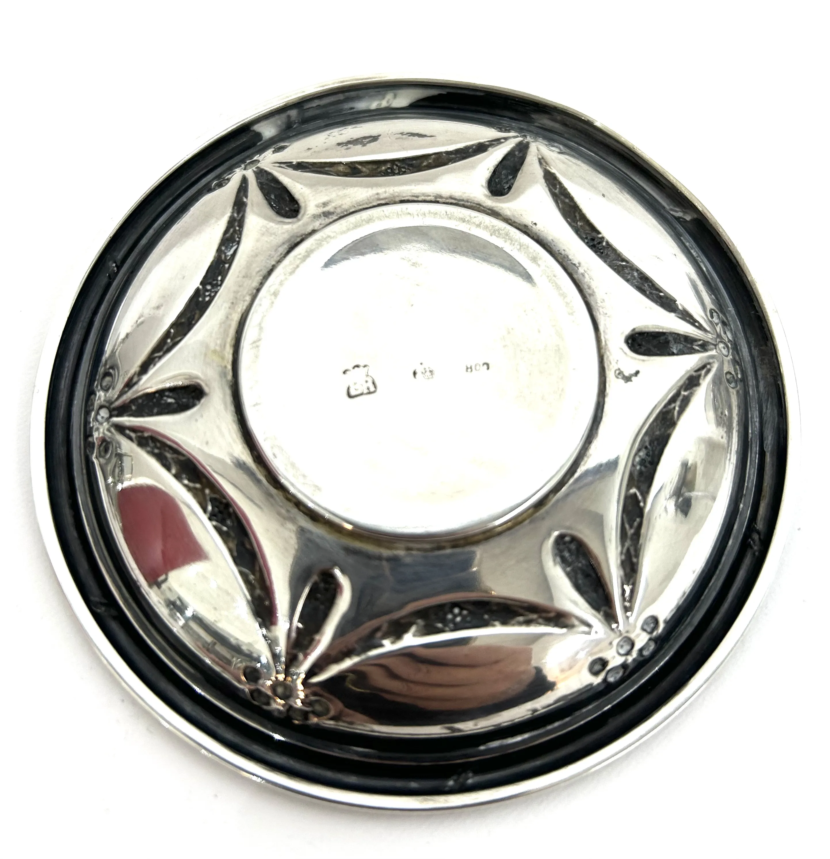 Pár stříbrných podšálků a stříbrných šálků s porcelánovou vložkou - 5