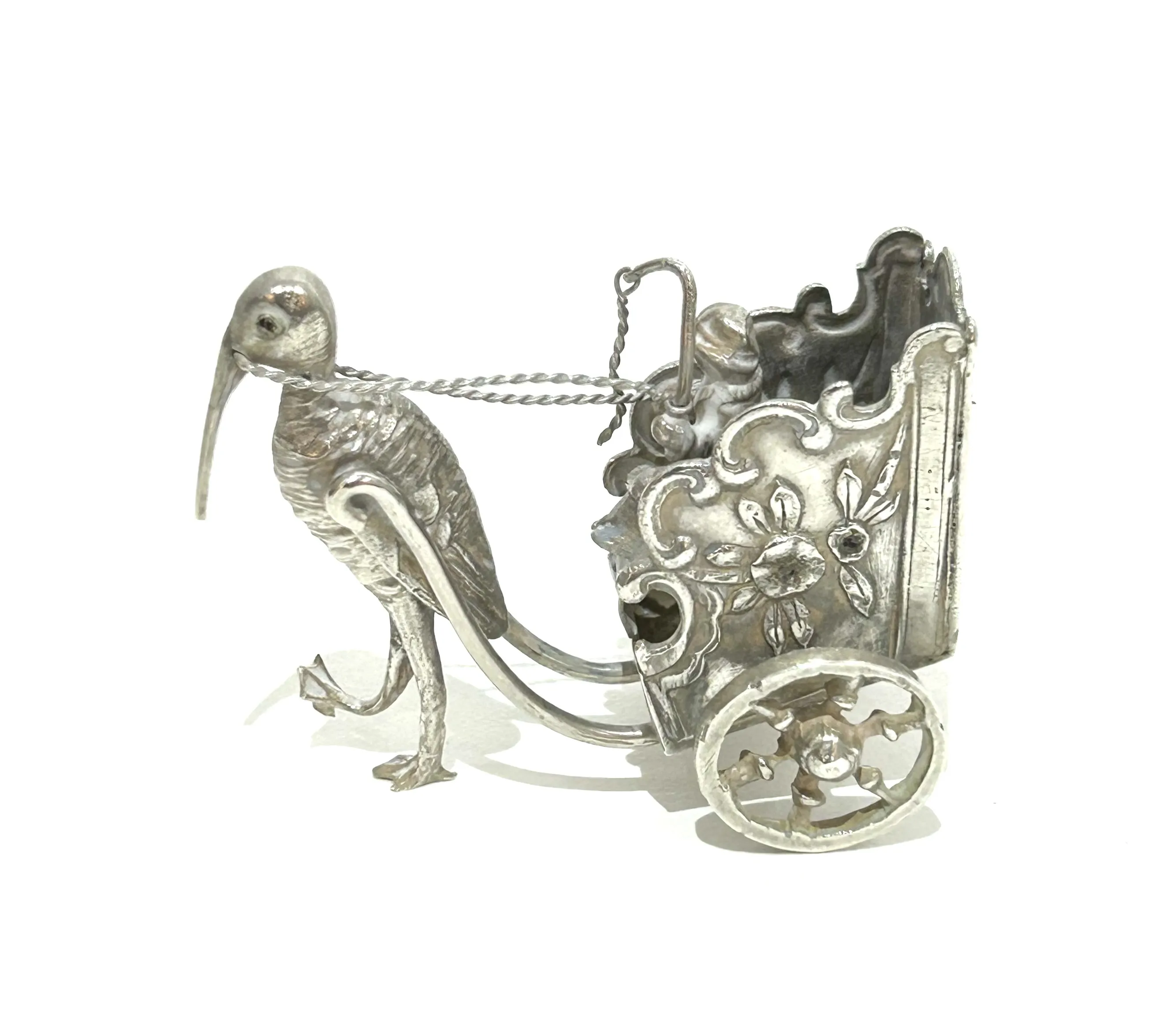 Stříbrná miniatura čápa zapřaženého do dvoukolového vozu s kočím - 6