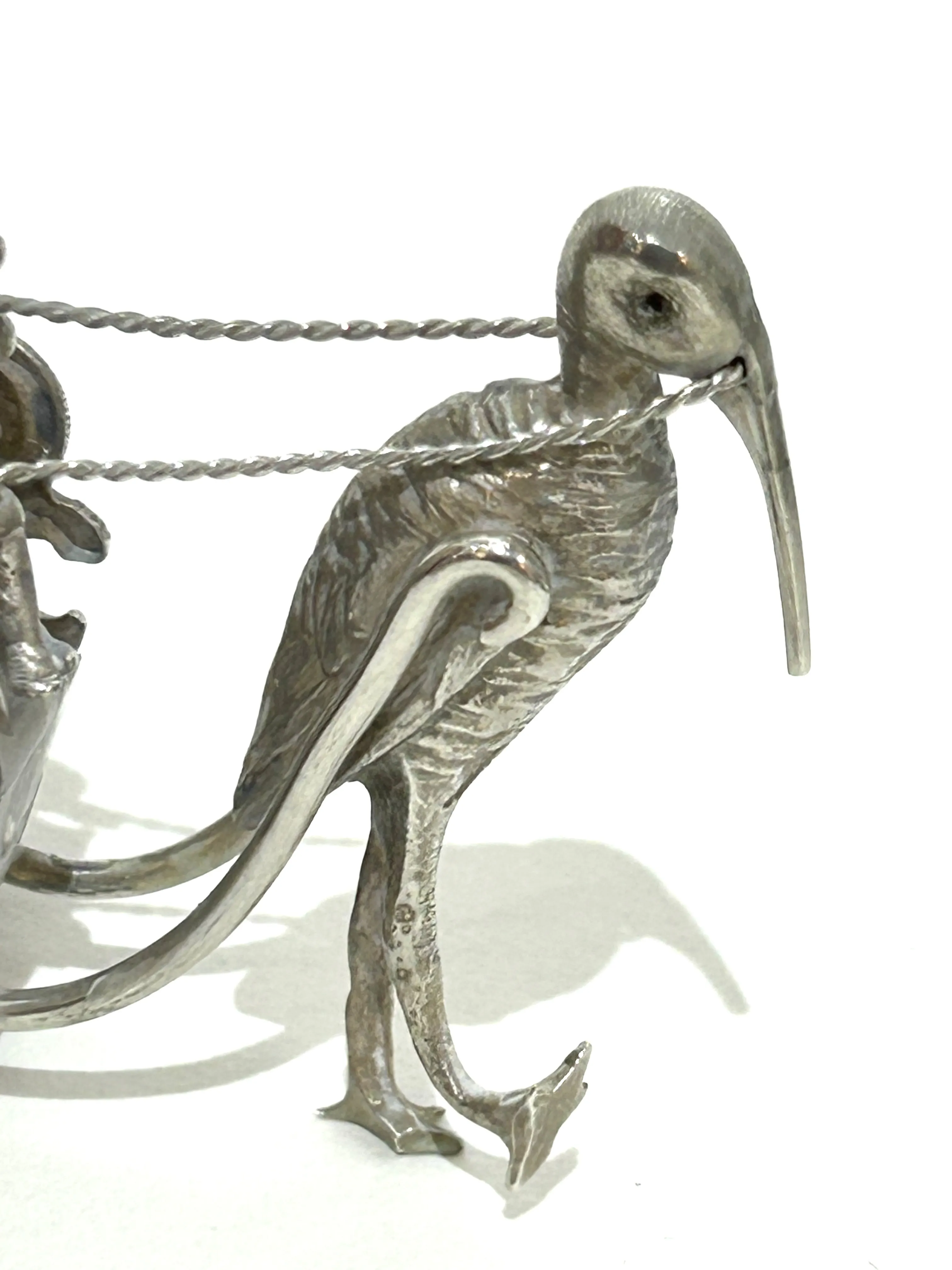 Stříbrná miniatura čápa zapřaženého do dvoukolového vozu s kočím - 9