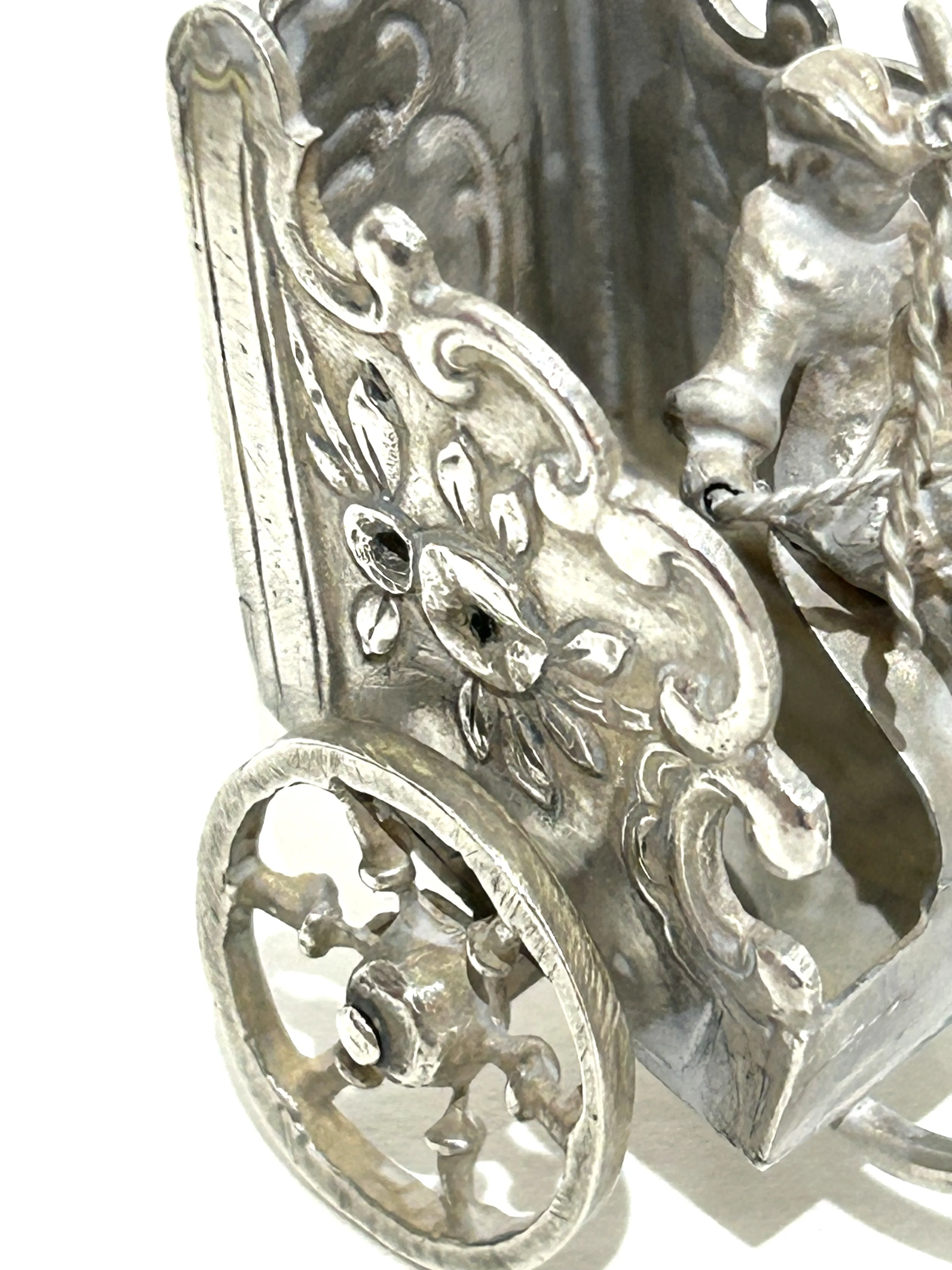 Stříbrná miniatura čápa zapřaženého do dvoukolového vozu s kočím - 8