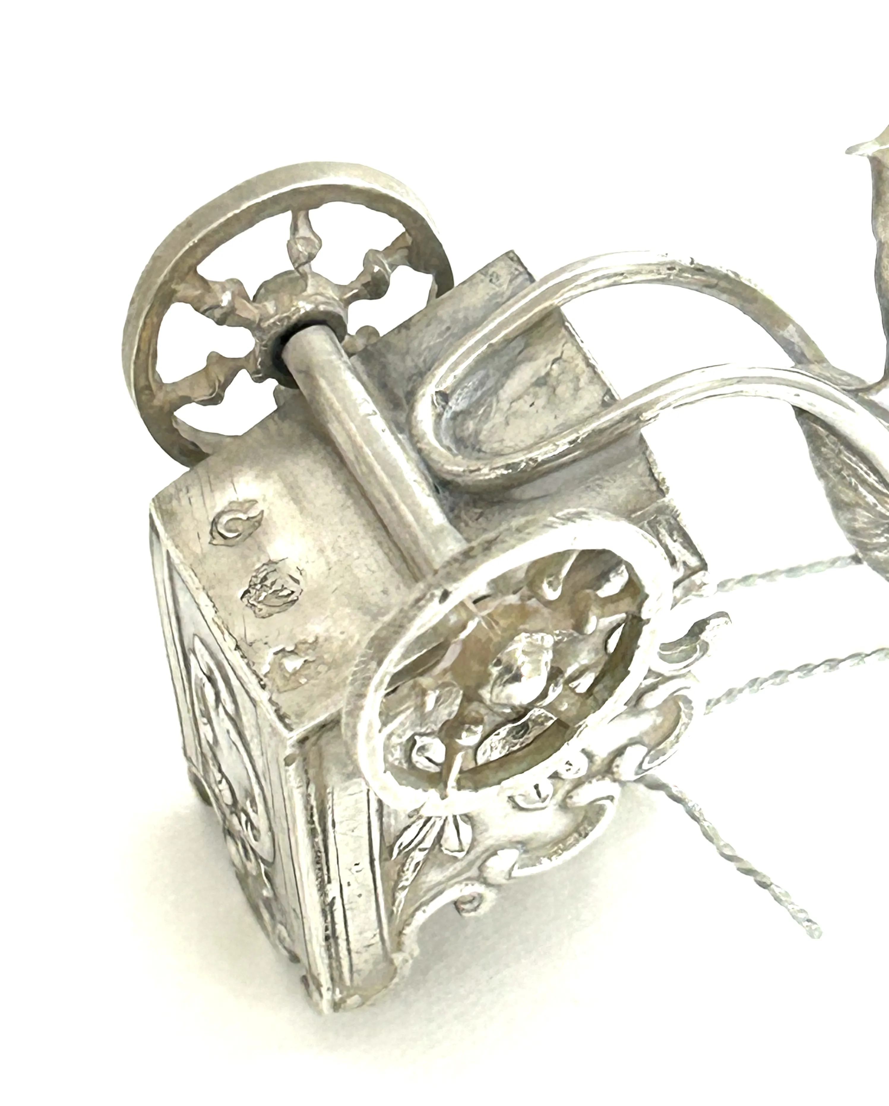 Stříbrná miniatura čápa zapřaženého do dvoukolového vozu s kočím - 11