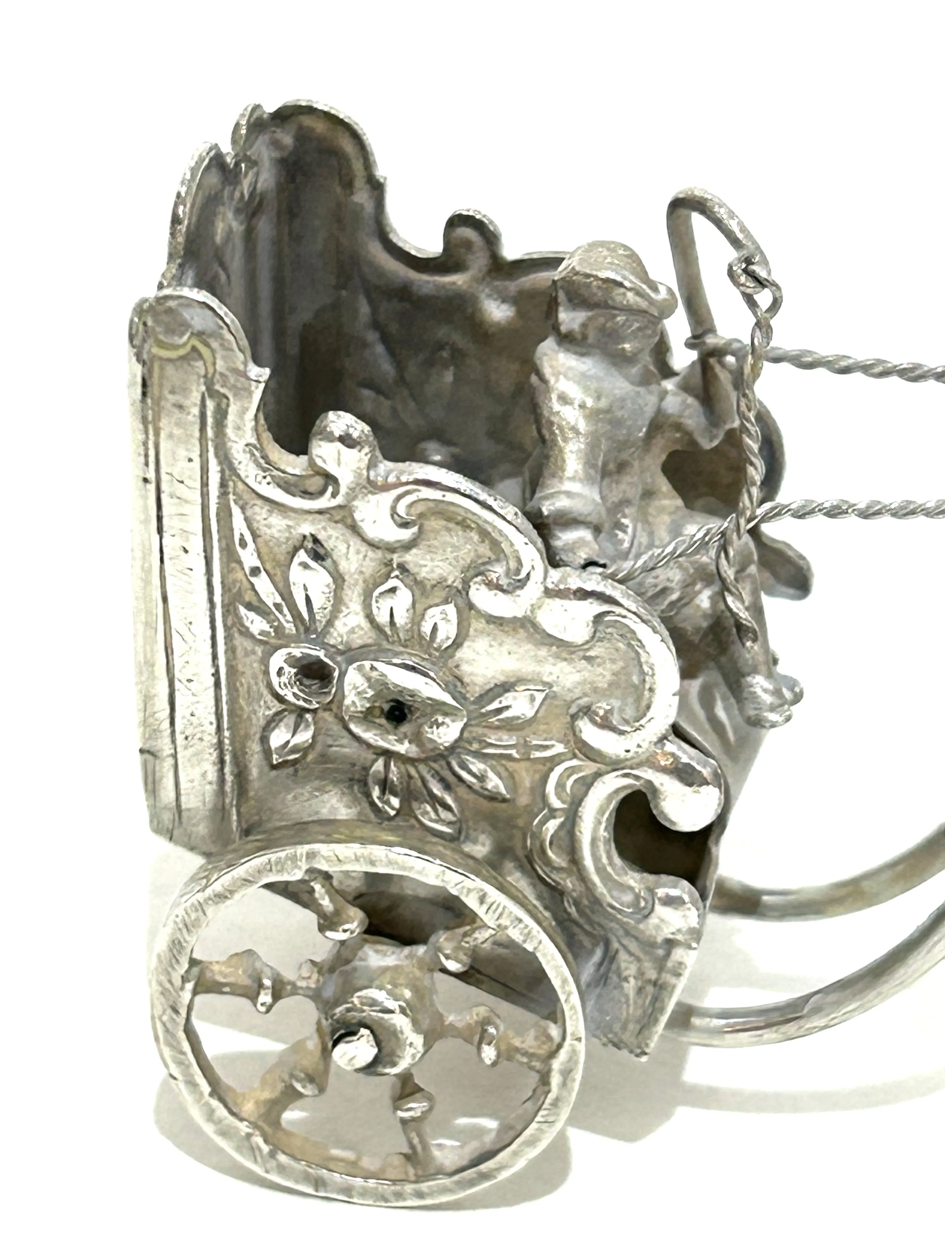 Stříbrná miniatura čápa zapřaženého do dvoukolového vozu s kočím - 5