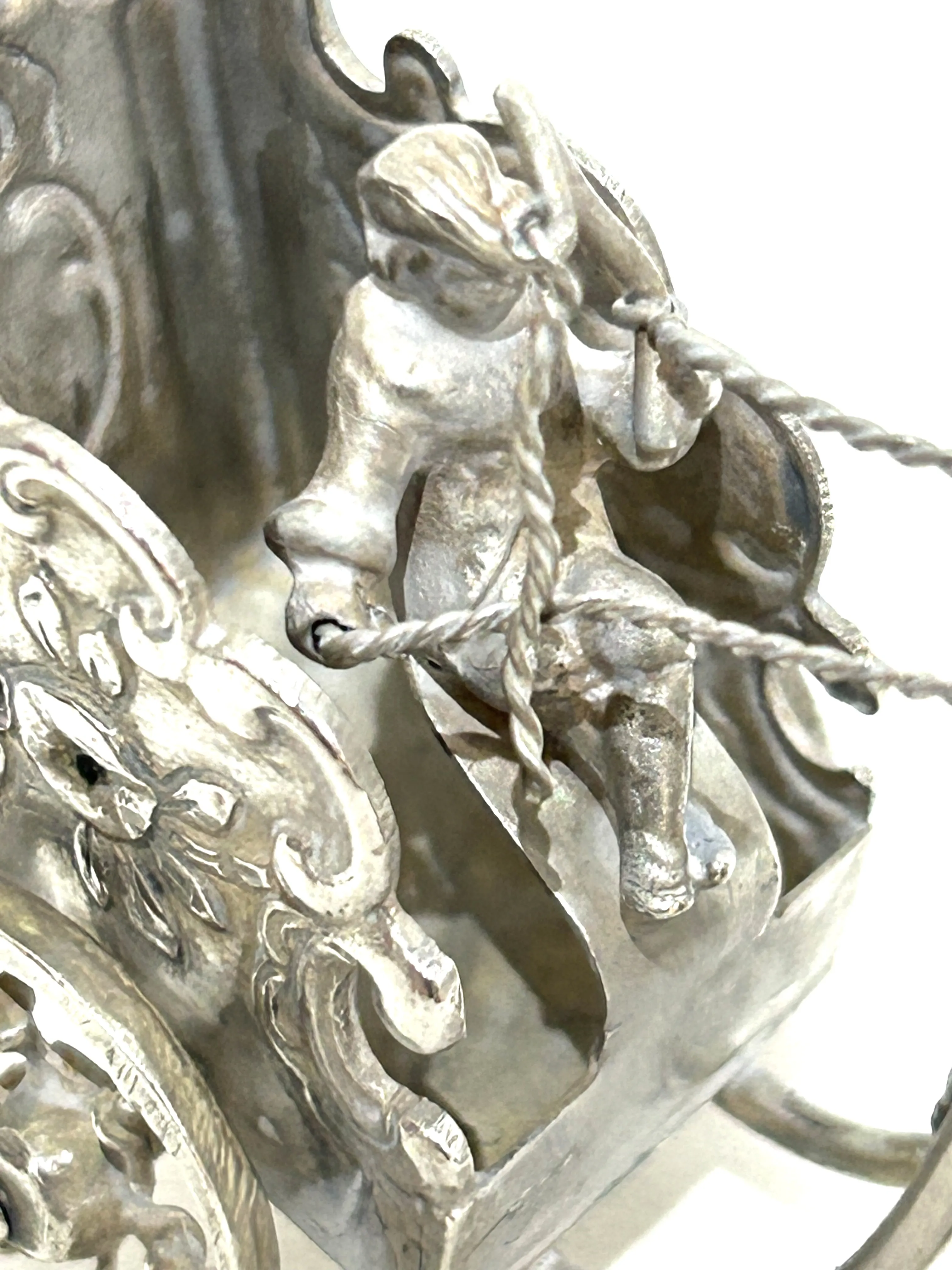 Stříbrná miniatura čápa zapřaženého do dvoukolového vozu s kočím - 7